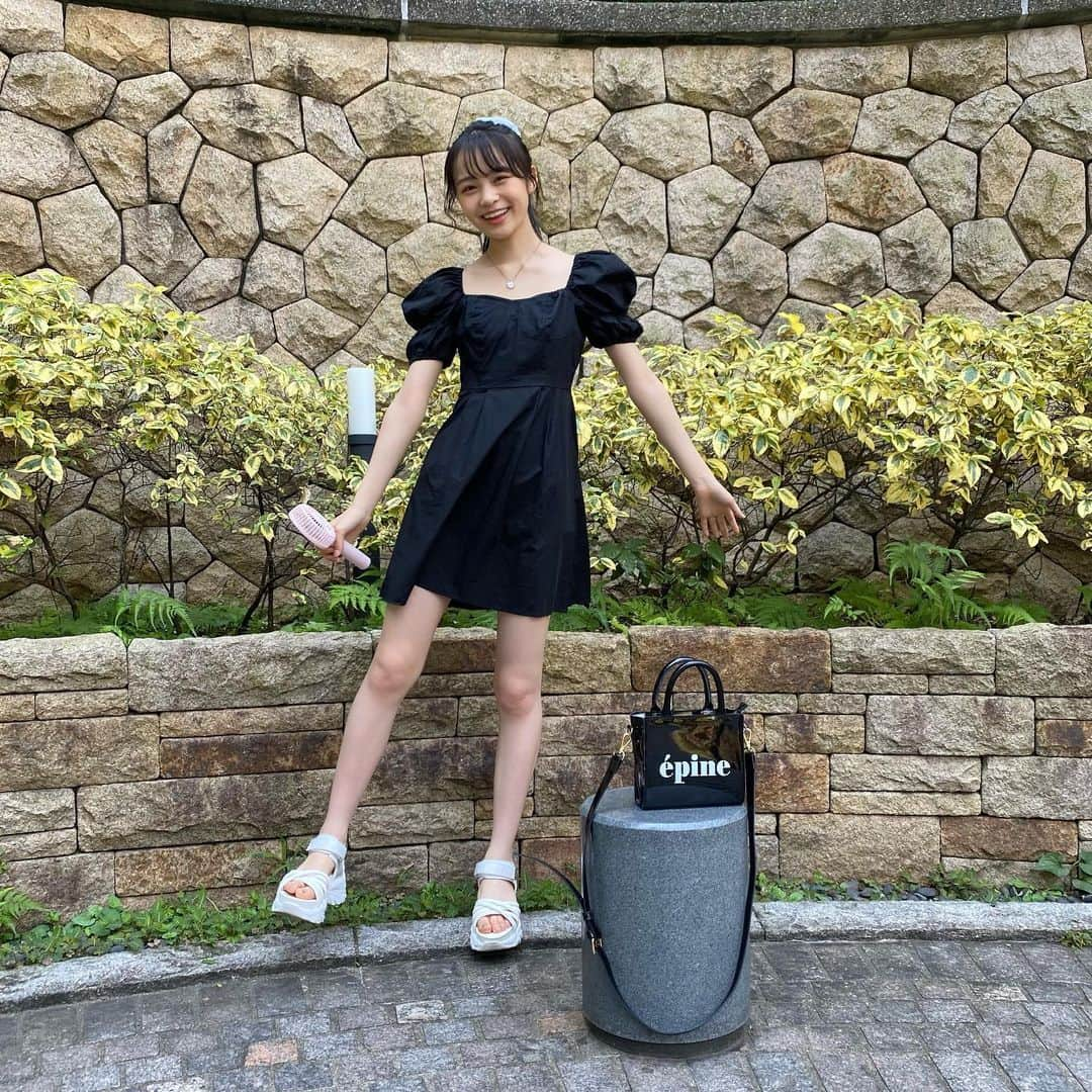 林芽亜里さんのインスタグラム写真 - (林芽亜里Instagram)「🎀 ⁡ モノトーンな夏ガーリー\( ¨̮ )/ 最近このサンダルばっかり履いちゃいます笑 ⁡ お花のネックレスをちょこんと🤍 ⁡ みんなに風届け~🍃ポーズもしてみましたが 届いたかな？届かないよね笑 ⁡ ⁡ #ニコラ #GRL #HoneySalon #epine #林芽亜里」7月22日 18時08分 - meari__hayashi