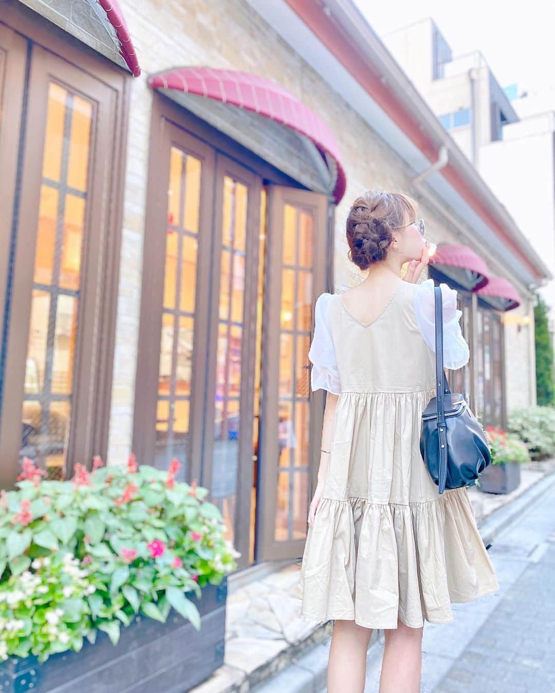 山崎春佳さんのインスタグラム写真 - (山崎春佳Instagram)「🐏♡︎  みなさん祝日はいかがお過ごしですか💭♡︎ わたしは今日はひたすら涼しくして家で映画やドラマを 見ています。。いつもとかわらない😂  透け感とボリュームがかわいいパフスリーブ、 スカートの広がり方がかわいらしいこちらのお洋服は、 本日発売 @miia_official のペルルワンピースだよん🍒  7/22(木)限定¥1,000 OFFクーポン配布中なのでチェックしてね☑︎  #miia #miiasnap #ペルルワンピース #me #tbt #ootd #glasses #ootd #minidress #しふく #ヘアアレンジ #サングラス   サングラスは @tres.jewelry のだよ👌🏻💫」7月22日 18時15分 - haruka_yamazaki