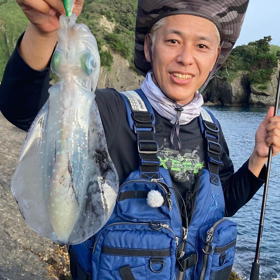 のインスタグラム：「真夏なのにアオリイカ？  詳しくは釣りビジョンの番組ジャックで！  #ロンブー亮 #エギング #刺身 #ゲソとえんぺらは天麩羅に  #イカとタコはありすぎて困る事はない  #お仕事です」