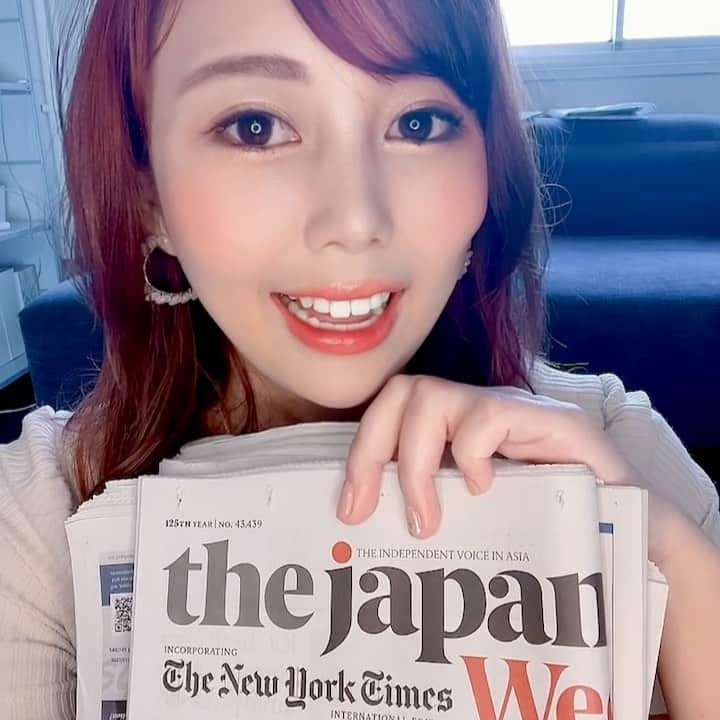 松本妃奈子のインスタグラム：「「ジェンダーバイアス」Gender bias  自分の力をつけようと思ったのは、 色んなきっかけがあって。  1年前まで大企業に勤めてたんやけど、 上司に、そんなに愛想よかったら「キャバ嬢と同じ」って言われたり、「電車で痴漢されても文句言えないぞ」って面と向かって言われたことがあって。 デスクで真剣にお仕事してるだけで 「おい、小娘」って呼びかけられたり。  その時、男の人にも「ホスト」とか 「小僧」とか同じこと言うのかな？って🤔  逆に、社長賞を取ったときには 女性の後輩に「誰と枕したん？」って言われたり。  毎日コツコツ努力しても、「女」っていうバイアスで正当に評価されないなって実感して。その一方で、わたしは働きながら「ジェンダー」を学ぶ博士に通ってて。  実生活ではなにもできない、 無力やなぁって🥲  わたしは心から、誰もが性別、セクシャリティ、人種とかの属性で不利益を得ることのない公平な世界になればいいな🕊って心から願ってて🏳️‍🌈  自分の発信力をつけて、やさしい世界に少しでも貢献できればいいなって思ったの☺️  もちろん、前の会社ではセクハラ以上に素敵な人に囲まれて、恵まれすぎてるくらい恵まれた環境で働くことができて感謝しかないんやけどね🥰💕  だからまずは自分の知識をアップデートし続けるために、毎朝5時に起きて新聞3紙読んで、本も毎日1冊読んで、日進月歩日々精進😌✨  There were many reasons why I decided to develop my own strength.  Up until a year ago, I was working for a large company, and my boss told me that if I was friendly, you are just like a "cabaret girl", and told me to my face that "You couldn't complain about being molested on the train". I've been called "Hey, little girl" just because I was working seriously at my desk.  At that time, I wondered if they would say the same thing to a man, like "cabaret boy" or "kid"🤔  On the other hand, when I won the CEO’s Award, a female colleague asked me, "Who did you have a pillow fight with?"  I realized that even if I worked hard every day, I would not be evaluated properly because of the bias of being a woman. At the same time, I was working and attending a doctoral course on gender studies.  And I felt so helpless.  I can't do anything in real life🥲  I really hope that the world will become a fairer place where no one is disadvantaged because of their gender, sexuality, race, etc🌈🕊✨  I thought it would be nice if I could contribute a little to a kinder world by developing my own information dissemination ability☺️👍  #genderbias #gender #sexualharassment #genderstudies #sociologist #sociology #ジェンダーバイアス #ジェンダーフリー #ジェンダー #セクハラ #セクシャルハラスメント #社会学 #社会学者 #newyorktimes #japantimes #ニューヨークタイムズ #ジャパンタイムズ #読売新聞 #日経新聞」