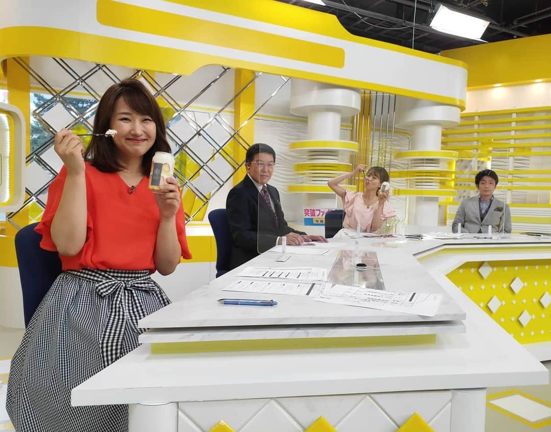 札幌テレビ「どさんこワイド朝」のインスタグラム：「きょうの放送中の一枚。  ピックアップでご紹介した、自動販売機で販売されているケーキ。 CM中もずっと食べてたんです。 . . #どさんこワイド朝  #西尾優希 #五味宏 #大家彩香 #藤井孝太郎  #ピックアップ #ケーキ #自動販売機  #満面の笑みな西尾アナと大家アナ  #優しく微笑む五味解説委員  #虚無顔の藤井アナ」