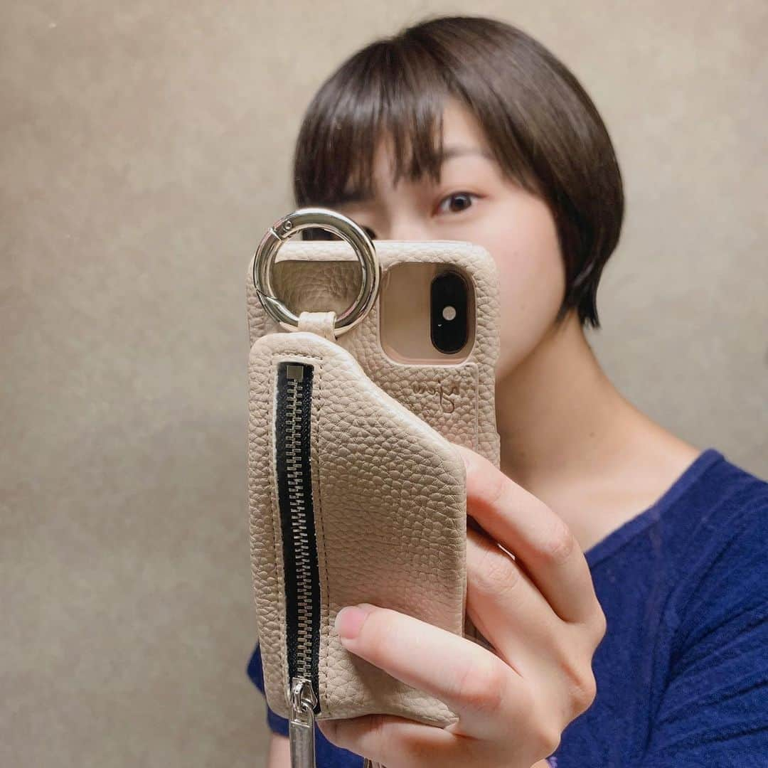 稲富菜穂さんのインスタグラム写真 - (稲富菜穂Instagram)「髪色抜けまくってたから暗く染めて トリートメントでうるつや髪🥺🙏💕 寝る前でも天使の輪があって稲富感激ィ👼  に、 〜最近お気に入りの携帯カバー（@ajew_official）を添えて📸〜  昨日新しいカバーも届いてんっ🤩 今日早速着けようかな？！ めちゃめちゃ可愛いねんでっ😫！ 着けたらまた載せさせてね😎✌️💕  #髪染めた #夏なのに暗めに #ショートカット #天使の輪 #うるつや #ajew #ajewiphonecase #便利 #可愛い #ポッケに物入れまくり #自転車の鍵 #小銭 #天使の絵 #紙馬券 #名刺」7月22日 10時45分 - inatomi74