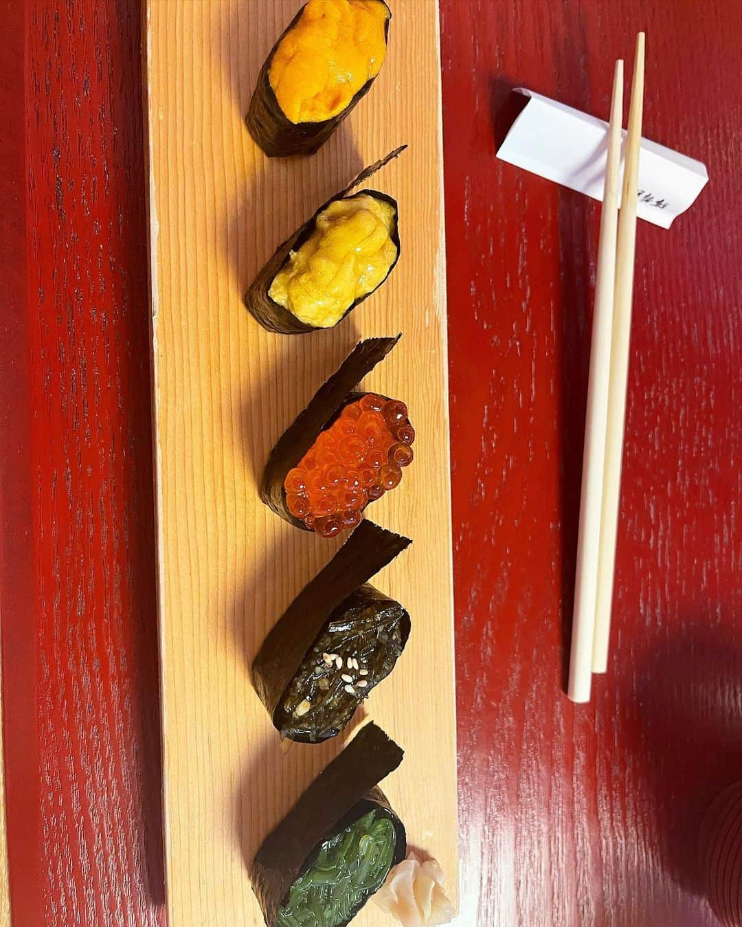 みもれもんさんのインスタグラム写真 - (みもれもんInstagram)「Hello ~ 🍋 I'm Japanese so I eat sushi 🍣 I went to Hokkaido ✈️ I never get tired of eating it every day!  Eat a lot and get full ・ ・ こんにちは〜🍋 連休が始まりましたねぇ〜🤍🤍 私はいつもと変わらず引きこもる 予定なんだけど、みんなは 何する予定ですかぁ〜？？👀✨🎮 写真は北海道の小樽にある"伊勢鮨"さんに お寿司を食べに行ったときだょ〜🍣✌️ お塩で食べるんだけど美味しかったぁ〜🤤 ・ ・  #mimoremon #camera #Japan #fashion #japanese #2021 #みもれもん #インスタグラビア #ショートヘア #ボブ #黒髪 #黒髪ボブ#カメラ #日本女孩 #大人女子 #一个人生活 #日本女孩 #北海道 #hokkaido #伊勢鮨 #寿司」7月22日 11時20分 - mimore_mon0929