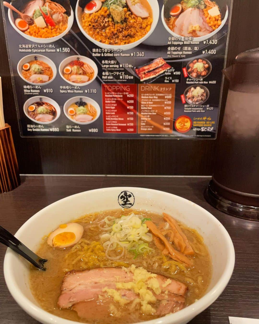 吉山りささんのインスタグラム写真 - (吉山りさInstagram)「🍜  1人ラーメン🍜💕  行こうとしてたお店が  2件やってなくて  かなり凹みました😂  🍜ラーメンは人生の一部です💕   #ラーメンは人生の一部   #ラーメン  #らーめん女子  #ラーメンスタグラム  #メンスタグラム  #らーめん  #ラーメン女子  #麺  #麺類  #麺類love  #空  #札幌グルメ  #北海道グルメ  #北海道ラーメン  #北海道ラーメン #らーめんそら  #ひとり飯  ラーメンの食べ方上手な人がタイプの1つでもあります😎綺麗に食べるとかではありません🍜ここ何年も出逢ってません（笑）   #麺スタグラム  #拉麺  #japanesefood    #吉山りさ #モデル #フリーモデル #japanesemodel  #japanese    #ラーメンウーマン  #japanesewoman   また体重増加決定😎  食べたい時に食べたいもの食べない方が メンタル下降するもん🥺   #食べたい時に食べたいものを食べる幸せ感 💓プライスレス🤩🤩🤩」7月22日 11時43分 - oreorerisa