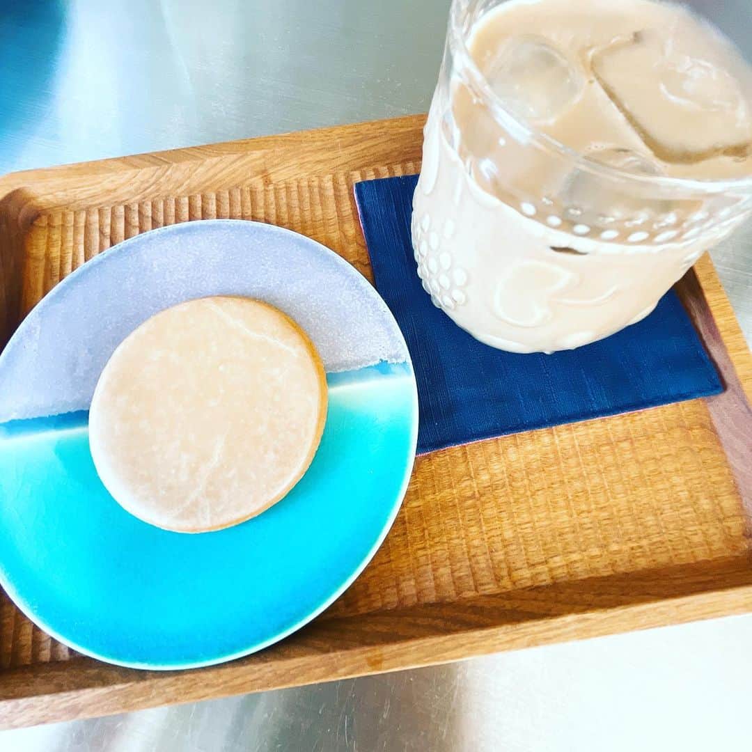 眞鍋かをりのインスタグラム：「ロミユニのレモンクッキーとカフェオレでおやつタイム。 暑いですが水分塩分糖分を補給して頑張りましょう〜 宮本めぐみさんのお皿 グラスはイッタラのフルッタ」