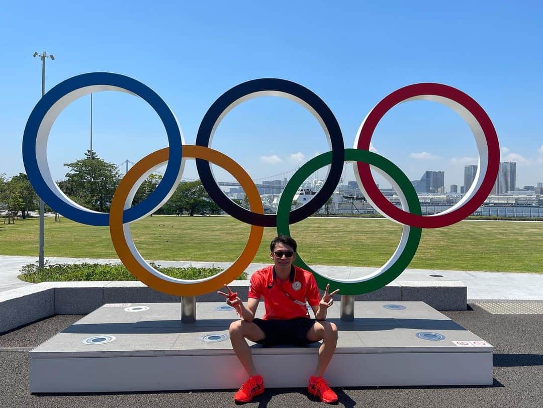 入江陵介のインスタグラム：「. いよいよ明日東京オリンピック開会式 . . 2013年に東京に五輪が決まった。その発表の瞬間を招致活動の時に目の前で見ることが出来た。あの瞬間は今でも忘れられない。あの「Tokyo」と呼ばれた瞬間、沢山の方々が東京に五輪が来ることを楽しみにしていたと思う。コロナというウイルスで全てが変わった。一年の延期、今でも中止の声もある中で選手としても何が正解なのか分からない日々を過ごしてきました。スポーツは不要不急と言われた事も沢山ありました。自分が今までやってきた事を不要不急と言われた時は悲しかったです。自分達五輪選手を応援してくれている人はいるのだろうか、と感じる日々でした。しかし選手村に入り、沢山の関係スタッフの皆様、ボランティアの皆様から温かい声を毎日直接頂き本当に嬉しく、目の前にある自分のレースを一瞬も無駄にせずにひたむきに泳ぎ切りたい。そう感じました。競泳チームは7/24からスタートします。無観客により画面越しにはなりますが温かい応援をして頂ければ嬉しいです。 . . 競泳日本代表　入江陵介」