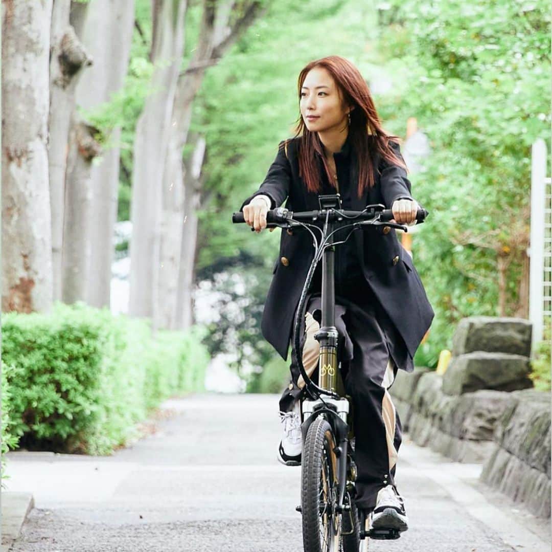 MEGUMIさんのインスタグラム写真 - (MEGUMIInstagram)「MATEはデンマーク発のアシスト自転車です。 アシスト力が兎に角凄くて、デザインもカッコいい！ こんなにアシストされたら、本当にどこでも行けます🤩 移動手段をMATEに変えるだけで 満員電車からのストレスも軽減されるし、CO2も出ません。 私達のマインドに良くて地球環境も考えられたMATEに激しく賛同します！ 是非皆さんも日々の移動をMATEに変えてみてはいかがでしょう👍 #100年後の未来の為に  MATE is Denmark's first auxiliary bicycle. Anyway, the auxiliary power is amazing and the design is cool! If you help me like this, I can really go anywhere🤩 by simply changing the mode of transportation to MATE It relieves stress from crowded trains and does not produce CO2. It's good for our minds. I strongly agree with MATE, which is also considered for the global environment! Why don't you change your daily travel to MATE?👍」7月22日 12時26分 - megumi1818