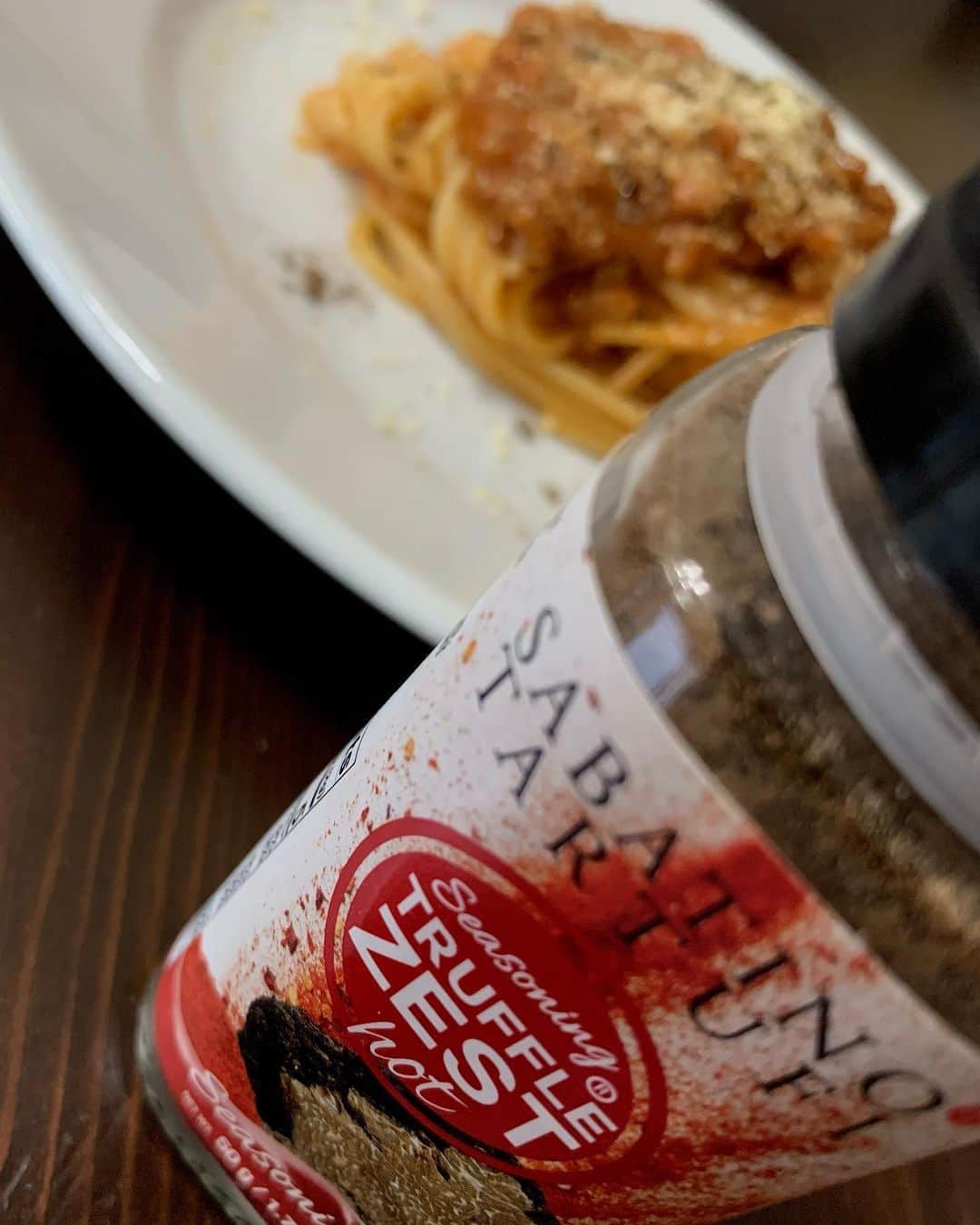 フィフィのインスタグラム：「お昼に #ミートスパ 仕上げにこの #トリュフ パウダーをほんと少量かけるだけで、 #高級感 が楽しめるのでオススメ♡ #Pasta #truffe #おうちごはん #簡単レシピ」