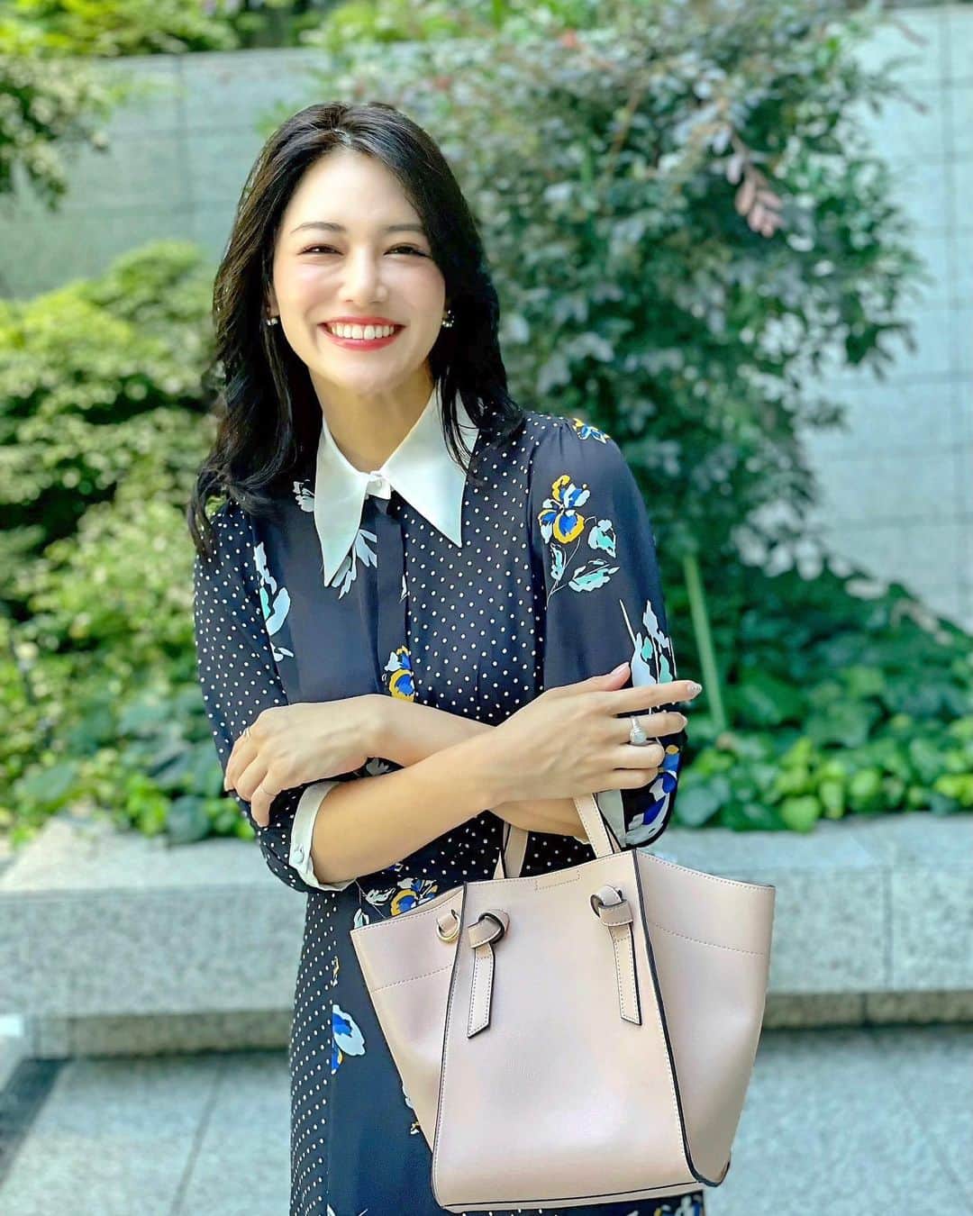 のインスタグラム：「こんにちは💗 . 先日のオフィスコーデ✨ お気に入りのセットアップに新しいバッグを合わせました💕 . setup... @grace_continental.div  bag... @nostalgia_jp  sandals... @maisonvalentino  . ノスタルジアの扇形トートバッグ🛍 カラバリあって迷ったけど大人可愛いピンクベージュに💗たくさん入るし形も可愛いしお値段以上でした💛 サンダルと色合わせてみたよ✨ . ZOZOTOWNでもアイテムを展開してるから要チェックです💗 . このセットアップも襟が可愛くて着てると褒めてもらえるから嬉しい❤️ . 素敵な休日を💗 . #りなまるコーデ #ノスタルジア #nostalgiajp #nostalgia #セットアップ #gracecontinental #グレースコンチネンタル #プチプラ #プチプラコーデ #ファッション通販 #zozotown #ゾゾタウン #東京オリンピック #tokyoolympics #olympics #tokyo2020 #オリンピック #tokyo #東京 #通勤コーデ #オフィスコーデ #通勤服 #オフィスカジュアル #会社員 #olコーデ #オフィス #office #バッグ #プチプラファッション #プチプラ通販」