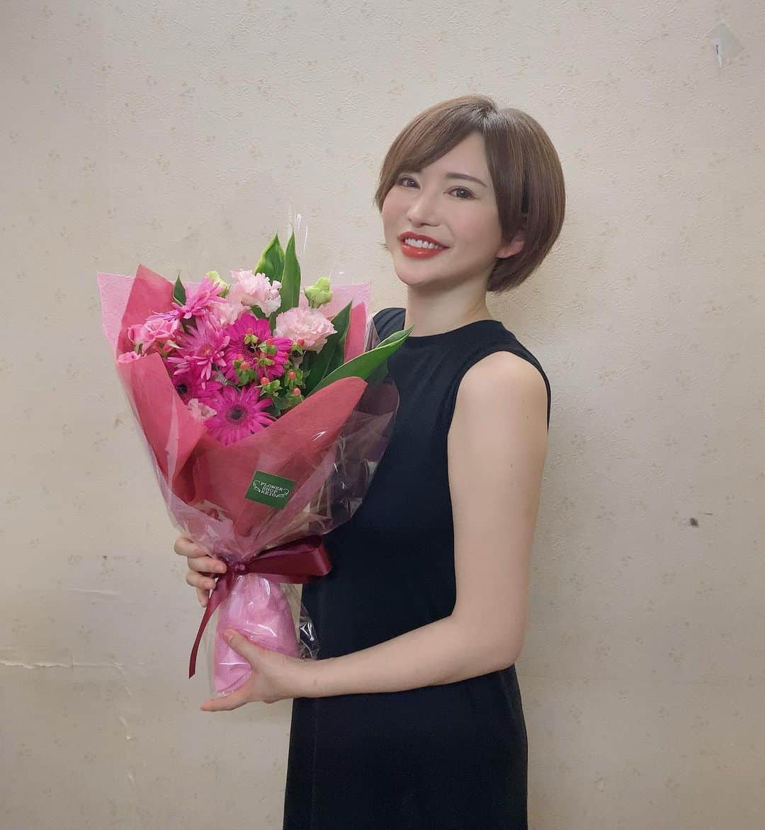 里美ゆりあのインスタグラム：「素敵なお花🌷頂きました💓  #ありがとうございます #花束 #flower」
