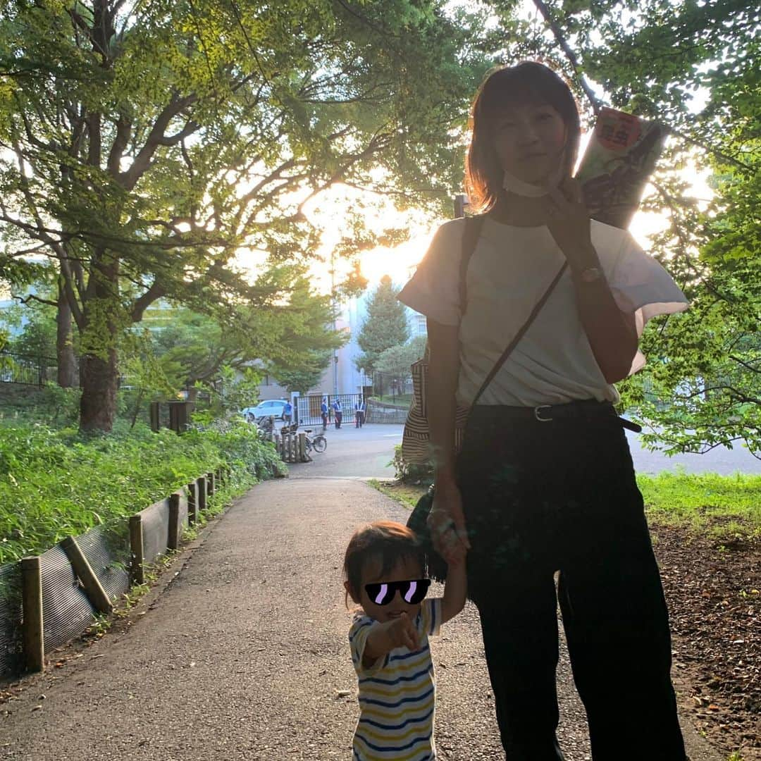 安田美沙子さんのインスタグラム写真 - (安田美沙子Instagram)「昨日は、2人をスクールに預けて仕事させて貰ったので、もう18時だったけど。。。  最後にぼくの夏休み的な時間を作りました🌈  夏だ！と言うことで、せみが捕まえたかった(私が)笑 ひぐらしや、バッタの音も聞こえた。抜け殻、松ぼっくり、みみず。。。昆虫図鑑🐞を片手に夢中になりました。  夕飯の時間は、たまには遅くてもいいや！ 楽しいを優先✨ 1日の最後に公園で自然と触れ合うオマケが付いてきたら嬉しいかな😊  暑くて可哀想だし、遅い時間なら涼しいし⭐️ ほんの1時間だけど、充実しました❤️  またサプライズで行いこう😏  #park #nature  #ぼくの夏休み　#虫取り #セミ取り　#昆虫図鑑 #めざせ昆虫博士 #brothers #boys」7月22日 13時30分 - yasuda_misako