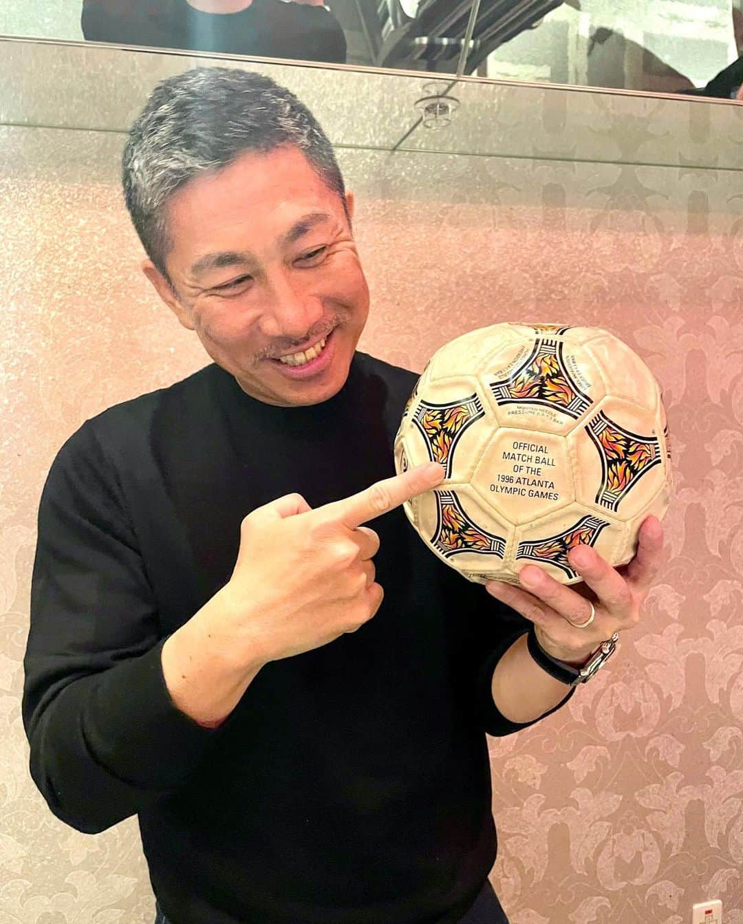 前園真聖さんのインスタグラム写真 - (前園真聖Instagram)「少し前にアトランタ五輪のサッカー日本代表の試合で、実際に使われていた試合球に出会えました⚽️ 25年ぶりの再会です😂 #アトランタ五輪サッカー日本代表  #再会」7月22日 13時55分 - maezono_masakiyo