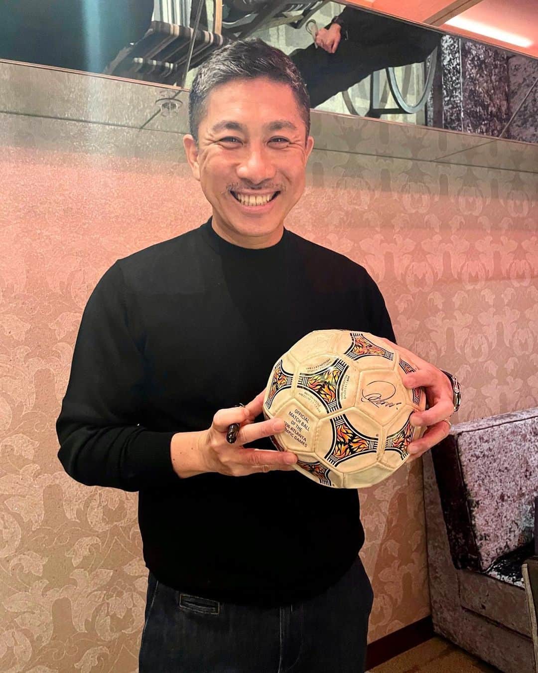 前園真聖さんのインスタグラム写真 - (前園真聖Instagram)「少し前にアトランタ五輪のサッカー日本代表の試合で、実際に使われていた試合球に出会えました⚽️ 25年ぶりの再会です😂 #アトランタ五輪サッカー日本代表  #再会」7月22日 13時55分 - maezono_masakiyo