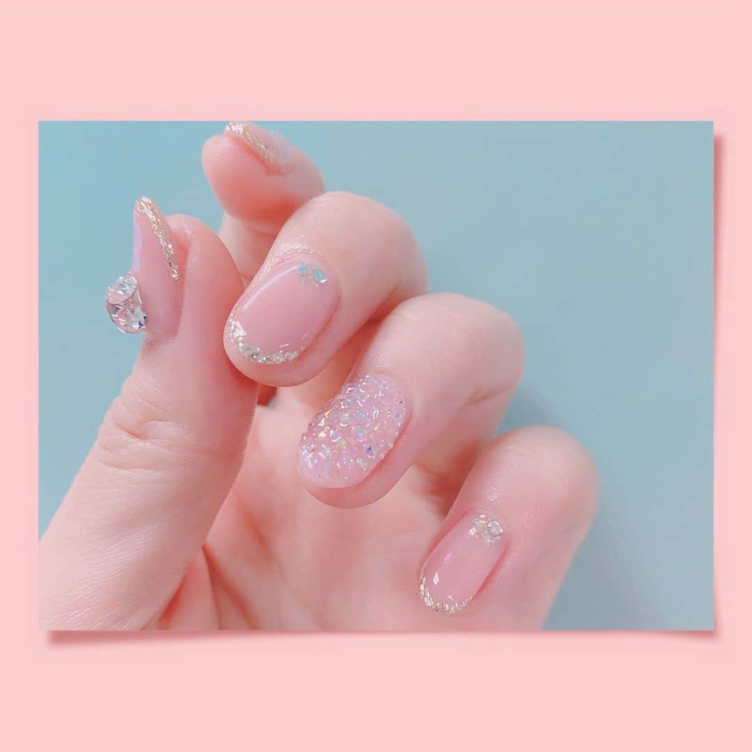 井口裕香さんのインスタグラム写真 - (井口裕香Instagram)「🐷💓 初ピクシーネイル！ ↪︎ @agloss_nail ·͜·♡ つぶつぶちゅるちゅる！ 今回もめちゃくちゃすてき！ かぁわいい〜〜〜〜〜🌷( ◜ω◝و(و♡︎ʾʾ  じつは左右でおっきいストーンの種類がちがうんです💎 左が、珍しいクリスタルムーンライトのビジューなんですって🌝☝🏻✨  うれしいむ〜〜〜ん⊂(　＾ω＾)⊃♡  りょうこさんから誕生日プレゼントもいただいてしまった〜❣️わぁ〜い〜❣️ あまくていい香りなのです😊🧴🧼💭  保湿しっかりして、 ツヤ肌いい香りのする３３歳を 目指します！˚₊*୧⃛(๑⃙⃘⁼̴̀꒳⁼̴́๑⃙⃘)୨⃛*₊」7月22日 14時31分 - ooo31_iguchiyuka_31ooo