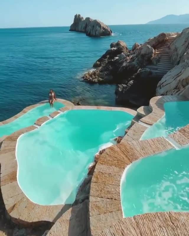 Crazy Roomsのインスタグラム：「Cliffside pools in Greece 💙 TAG someone you’d enjoy these epic views with! 🇬🇷 ⁣ Video by: @jeremyaustiin ft. @missangievilla Music by: Eduardo XD - Talking To The Moon remix 🎶 Location: LuxurIOS Island in Greece 🇬🇷」