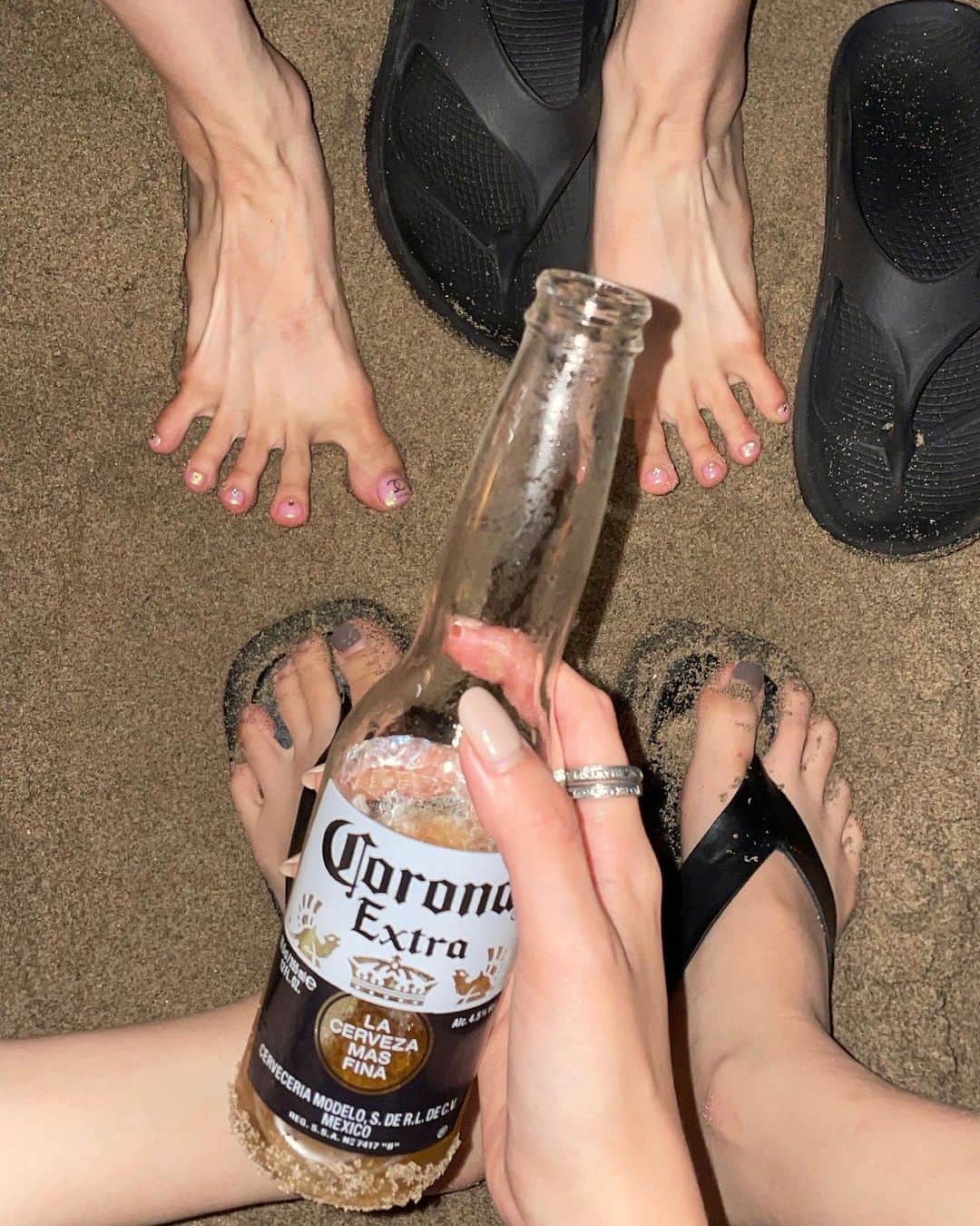 ビヤのインスタグラム：「개구리발가락 그리고 바다」