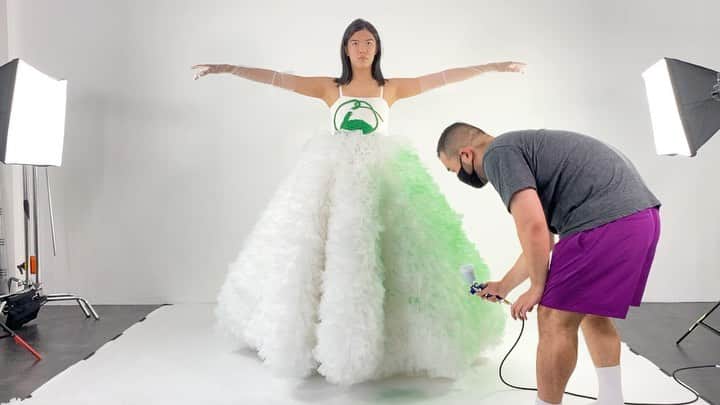 のインスタグラム：「Painting white dress with @keishijpn 🐢🐍 Studio @jin_studio_tokyo」