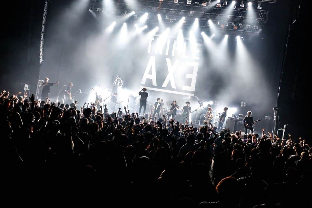 猪狩秀平さんのインスタグラム写真 - (猪狩秀平Instagram)「♪ . TRIPLEAXE 15MANIAX ONEMAN TOUR Zepp Tokyo. . 延期になってたツアーが再開されました。 時間作り直して遊びに来てくれたアナタ。ありがとうございました！ . 今年いっぱいで閉館という事で、Zepp Tokyoに立つ最後の日になりました。 色んな想いが込み上げてきて感極まりました。 お世話になりました！ ありがとうございました☺︎ . 📷 @hayachinphoto  📷 @kouhey0622」7月22日 15時16分 - hey_igari_0131