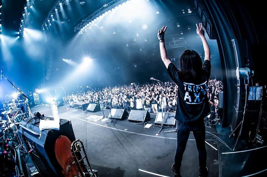 猪狩秀平さんのインスタグラム写真 - (猪狩秀平Instagram)「♪ . TRIPLEAXE 15MANIAX ONEMAN TOUR Zepp Tokyo. . 延期になってたツアーが再開されました。 時間作り直して遊びに来てくれたアナタ。ありがとうございました！ . 今年いっぱいで閉館という事で、Zepp Tokyoに立つ最後の日になりました。 色んな想いが込み上げてきて感極まりました。 お世話になりました！ ありがとうございました☺︎ . 📷 @hayachinphoto  📷 @kouhey0622」7月22日 15時16分 - hey_igari_0131