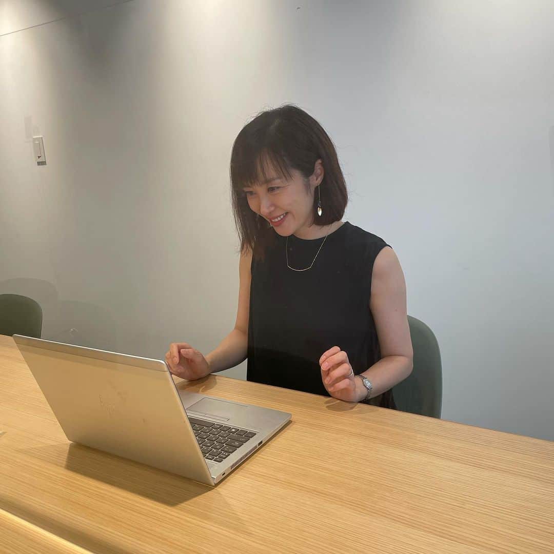 山口もえのインスタグラム：「・  ほんとは逢ってお話したいんだけど・・・ リモートでのお仕事😊🖥 時代の流れとともに仕事の仕方も それこそ仕事に対する価値観も 変わってきているのかもしれない。 画面越しでも思いや気持ちが ちゃんと伝わりますように✨✨  毎日暑くてとろけそうです😱💦 皆さまお身体にはお気をつけてお過ごしください💕  #お仕事#リモートワーク #外に出れば一瞬でとろける#🌞#🍦#笑」