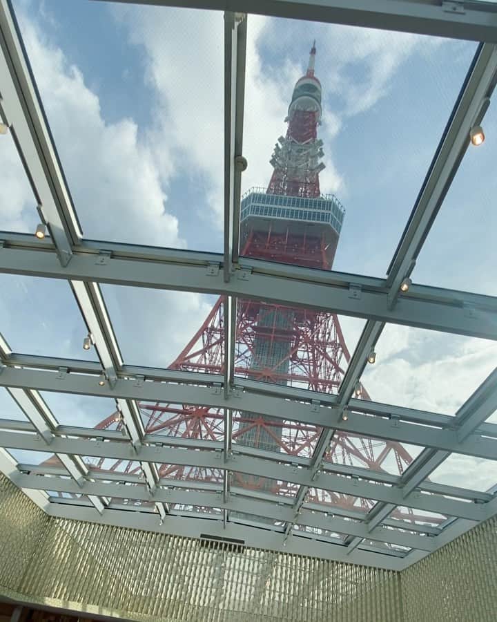 東京タワーの麓の結婚式のインスタグラム：「🗼 快晴のチャペル✨  チャペルのガラス窓は遮熱性・断熱性に優れ 明るさを採り込みながらもガラスに当たる日射熱を遮り 室内が涼しく保たれます✨ 明るいのに、暑くない！ 冬は寒くなりにくいのが特徴です😊 紫外線もしっかりカットしてくれるので 夏のご参列でも安心です✨  天候に左右されることなく 東京タワーをお楽しみいただけるチャペル 気になる方はぜひブライダルフェアに参加してみてくださいね♡  東京タワーの目の前の結婚式場🗼 @theplaceoftokyo   #theplaceoftokyo #プレイスオブトウキョウ #プレイスオブトーキョー #プレイスオブ東京 #ザプレイスオブトーキョー #ザプレイスオブ東京 #ザプレイスオブトーキョー #ゲストハウス婚 #令和3年婚 #東京タワー #東京タワーが好き #tokyotower #tokyowedding #東京タワーが見える #2021婚 #2021wedding #2021夏婚 #2021秋婚 #2021冬婚 #結婚式準備 #結婚式 #ちーむ2021 #東京花嫁 #プレ花嫁準備 #ぷれ花嫁 #プレ花嫁 #挙式 #挙式会場 #チャペル」