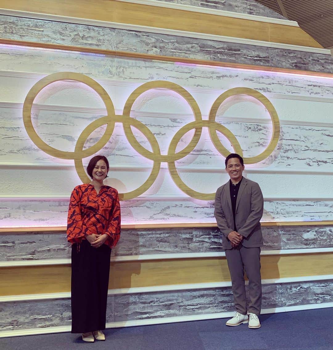 宮里藍のインスタグラム：「いよいよ、明日は開会式。既に予選が始まっている試合を見て改めて、選手の皆さんが与えられた環境の中で自分や周りの状況の葛藤もありながら、ここに辿り着いたのかを想像すると、胸が熱くなりました。  こんなにも難しい状況の中で開催されるオリンピック。でも私はやっぱり出場する選手の皆さんの気持ちを想うと、全力で応援したい。それぞれが、覚悟や夢、希望を持って日本を代表していると思います。  その瞬間を全力でやり切る事、そのアスリートの皆さんの頑張りが生きる力にも繋がると信じています！そして初めてのキャスターとしても、その場で感じる事や私なりに想う事を真っ直ぐに伝えられるように、一生懸命やります！村上さん、宮司さん、そしていつでも頼りになる野村さん、フジテレビのチームの皆さんと共にお届けします！  頑張れ、日本！！！！🇯🇵✨ #tokyo2020」