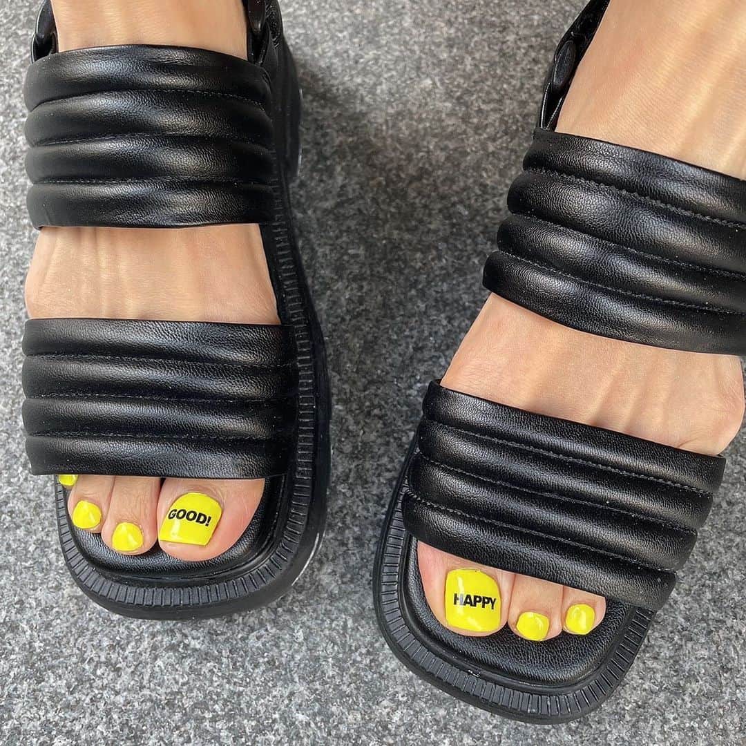 倖田來未さんのインスタグラム写真 - (倖田來未Instagram)「. HAPPY💛GOOD! ⁡ #new #foot #nail #happy #good #ネイル #イエロー #kodakumi #倖田來未 #emoda」7月22日 16時48分 - kodakumi_official