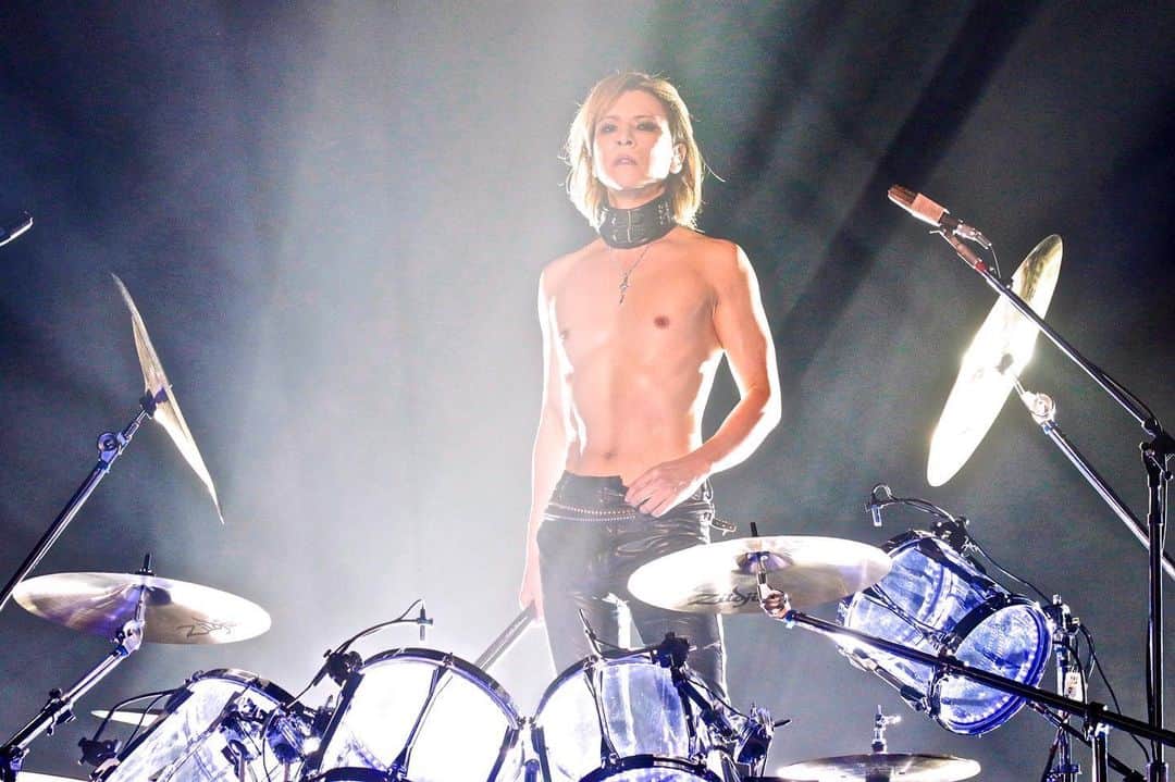のインスタグラム：「My dear fans, how are you? I really miss you.. みんなに会える日が待ち遠しい.. Xx  YOSHIKI  #yoshiki #xjapan #drums #piano」