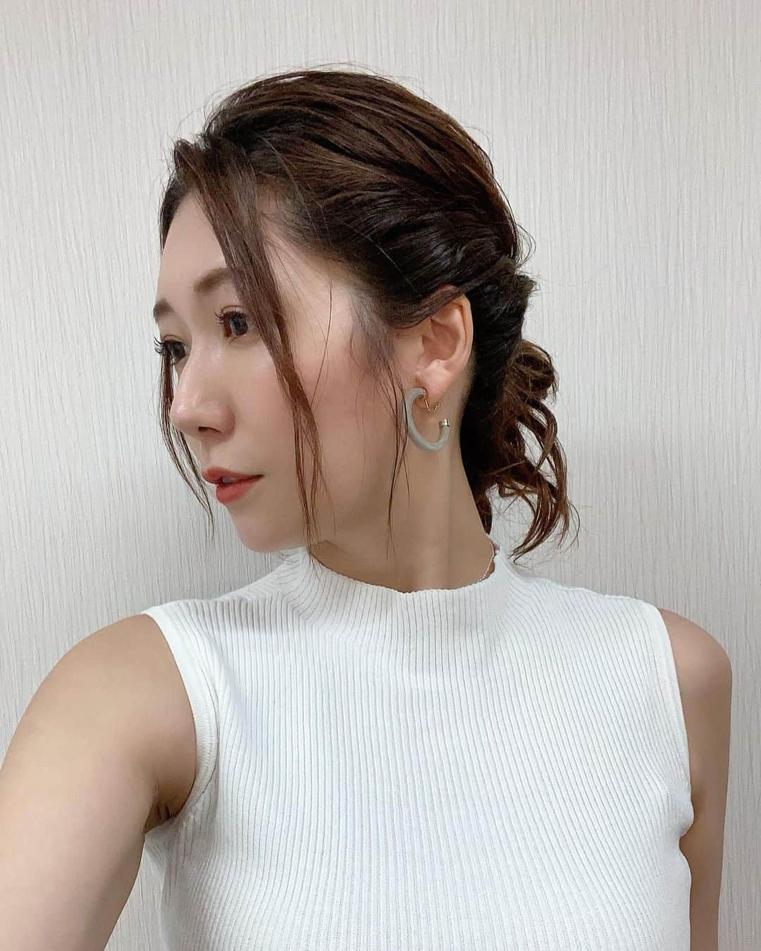 穂川果音さんのインスタグラム写真 - (穂川果音Instagram)「hair style  ゆるアップスタイル♪  #hairstyle #hairarrange #アップヘア　#アベプラ　#abematv #シニョン　#イヤリング　#earrings   #穂川果音  #気象予報士　#下めアップ  #ゆるっとヘア 　#まとめ髪　#ゆるっとアップスタイル」7月22日 17時01分 - hokawakanonn