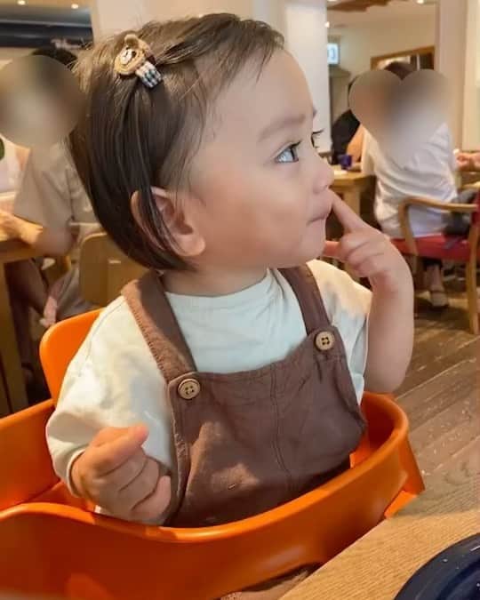 瀬戸サオリのインスタグラム：「1才7ヶ月🤍 修正月齢1才5ヶ月👦🏻🍉 . 120%で女の子に間違われてる😇 . 最近はタオルケット持って 膝にちょこんと 座ってくるのも 可愛いすぎて反則すぎです😭😮‍💨  そして私は毎日の息子の可愛いを 記憶するのに 必死…🧠←😵‍💫🌪 ＿＿＿＿＿＿＿＿＿＿＿＿ #斉藤家の愛息子 #息子動画 #👦🏻🚀」