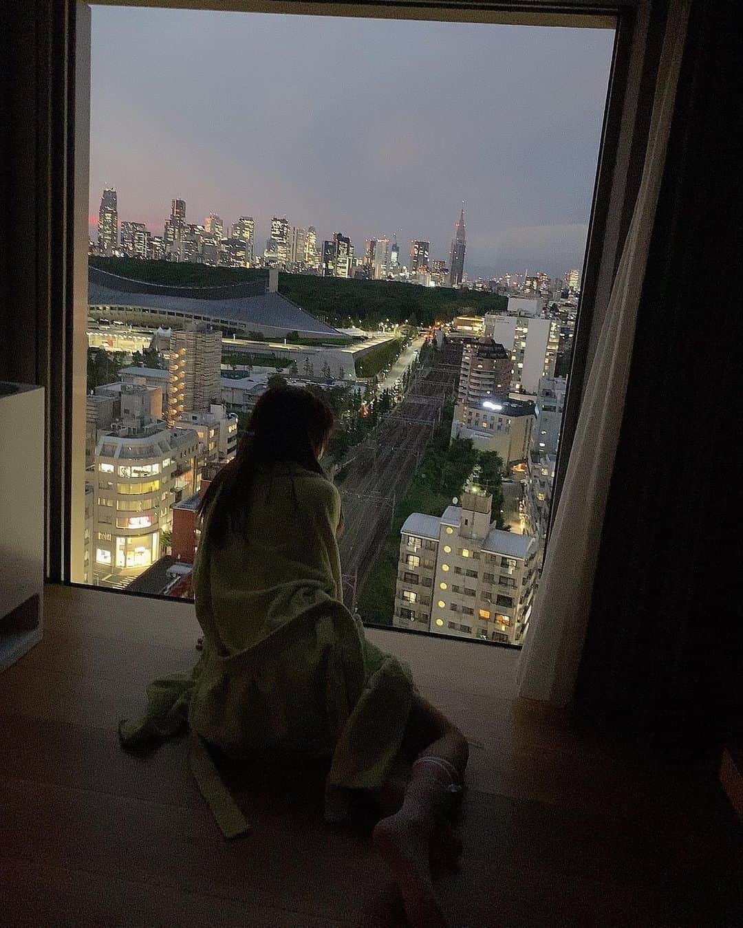桃乃木かなさんのインスタグラム写真 - (桃乃木かなInstagram)「一面窓！  山手線と埼京線が見えたよ🚃 今回撮影で来たけどこんな所泊まってみたいな〜」7月22日 19時11分 - kana_momonogi