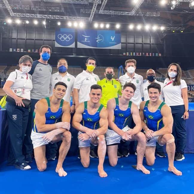 アルトゥール・オヤカワ・マリアノのインスタグラム：「Team Brazil 🇧🇷  Sabemos o que passamos e como nos dedicamos para chegar até aqui. Obrigado a todos que fazem parte e nos ajudam a crescer a cada dia 💪🏻❤️ #fig #timebrasil #cbg #olympics #gymnastics #team」