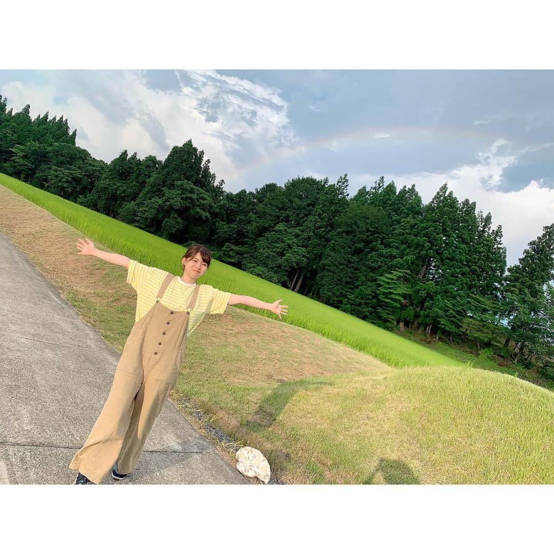 林莉世さんのインスタグラム写真 - (林莉世Instagram)「昨日は#水曜見ナイト 県境クエストロケでした！ 暑くてヘトヘトになりながら街を歩いていたら…虹発見！🌈🌈 . 放送は8月です！またお知らせします！ . #新潟#新潟県#BSN#新潟放送#アナウンサー#虹#夕立#にわか雨#雷#雷雨#津南町#田んぼ#稲#暑い#猛暑#ロケ#外ロケ#街歩き#梅干し#塩分補給#オーバーオール#ボーダーTシャツ 撮影伊勢さん😘」7月22日 19時38分 - rise_hayashi