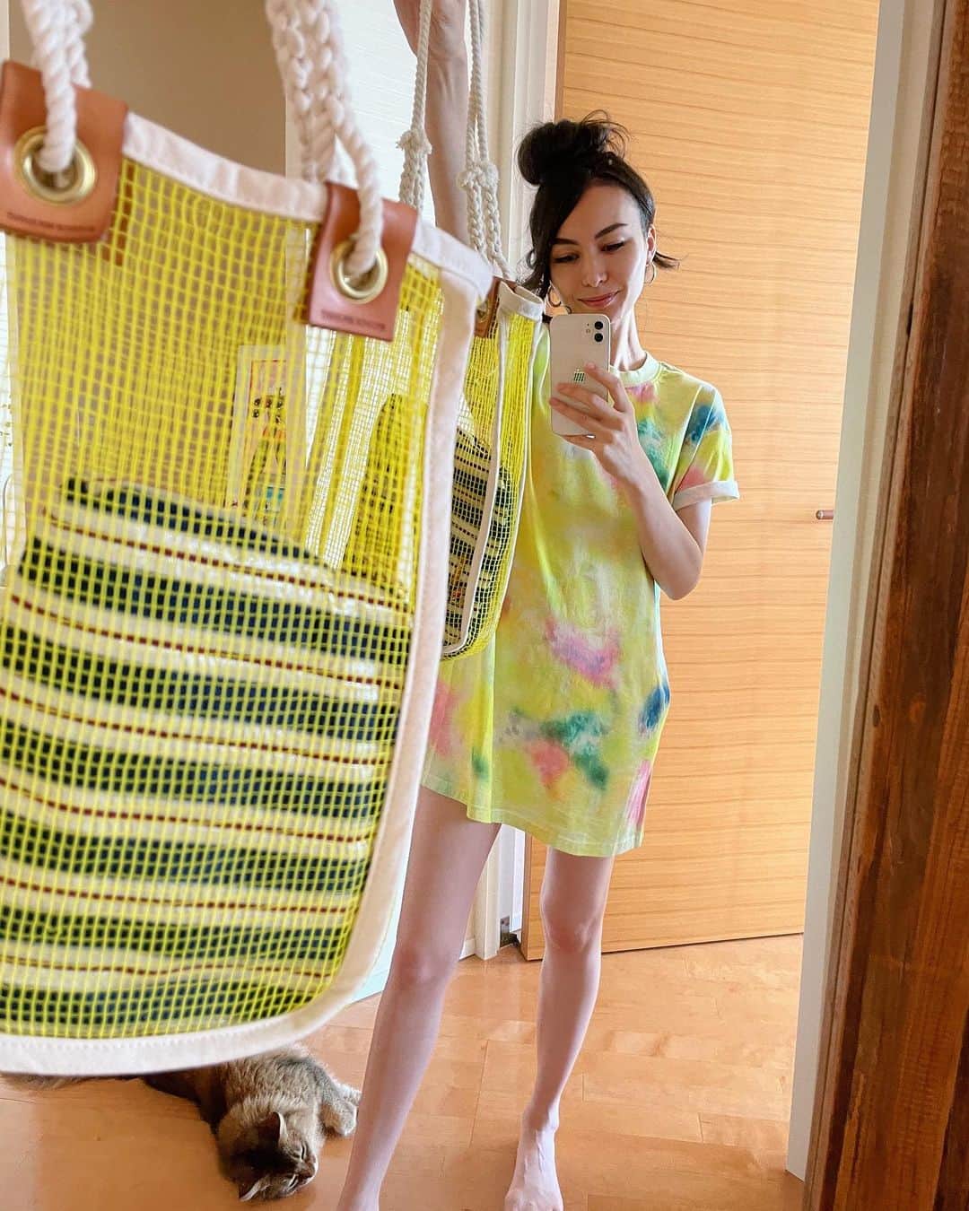 シャウラさんのインスタグラム写真 - (シャウラInstagram)「いきなり夏になりましたね〜。 何年か前にデザイントークスプラスに出てくれた　@tarasukinbonkers のあみあみバック。もう何年使ってるんだろう？！やはり良いデザインはあきないねー。そしてやっぱり私は黄色が好き。♥️✨♥️ Summer is here. This is still one of my favorite summer bags by @tarasukinbonkers . We featured the lovely duo on Design Talks Plus a few years ago and I am still in love with how fun this bag is. Also, can you tell I love yellow?   @juliet_meows_in_tokyo  #yellow #summer #夏」7月22日 19時49分 - shaula_vogue