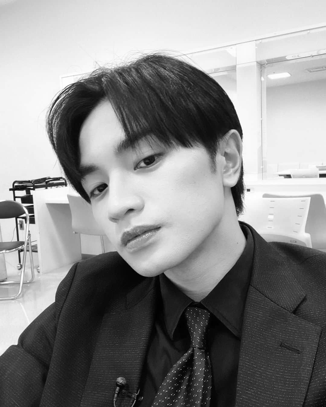 のインスタグラム：「VS魂  Top of Sexy対決という企画に 参加しました。  SexyZoneというボーイズグループの 佐藤勝利さんとご一緒しましたが、  THE MOST JAPANの巻頭企画に オファーを考える編集部員もいるかも しれませんね。  企画内容については、厳しくジャッジします。  僕が。  対決の内容は非常に愉快でした。  まあ何にせよ、かのきれチームで 出た時のリベンジをしようと思ってます。  来週もぜひ。  それでは。  #VS魂 #OOTD #ootdfashion #fashion #love #Sexy #SZ #asia #japan #彼女はキレイだった #かのきれ」