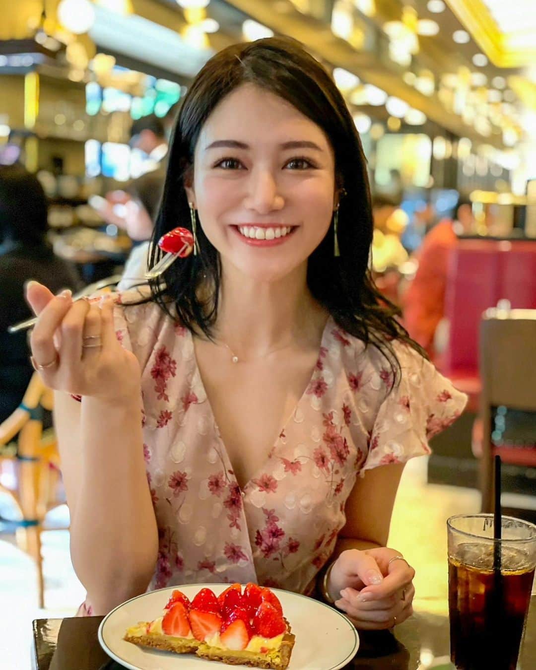 のインスタグラム：「こんばんは💛✨ . 先日のおやつタイム💗 銀座のオーバカナルでいちごタルトを🍓✨ 必ず甘いもの食べる時写真撮ってるので私のインスタだけみてると、甘いものとお肉しか食べてない？とよく心配されるのですがちゃんと野菜や納豆など食べてます🙋‍♀️💛 . 最近朝は朝ごはんを @clever_protein_official に変えてそこに @almondkoka_jpn の砂糖不使用にMCTオイル、 @shiseido のザコラパウダーを入れて飲んでます💗 このプロテインは前にも紹介しましたがもう4袋目🙆‍♀️内容がいいのよ❣️ . 変えて1ヶ月くらい経ちますが腸も肌も調子良い❣️PRでもなんでもないでふが、このモーニングルーティンは是非試して欲しいです❗️ . 今日もお疲れ様でした💛 . #りなまるグルメ #オーバカナル #auxbacchanales #銀座カフェ #いちごタルト #いちごスイーツ #strawberry #苺 #おやつ #プロテイン #コラーゲン #モーニングルーティン #shiseido #アーモンド効果 #アーモンドミルク #資生堂 #美容ドリンク #プロテインダイエット #プロテイン女子 #ダイエット #diet #ダイエット女子 #朝ごはん #breakfast #置き換えダイエット #protein #美肌 #食事改善 #食事改善ダイエット #食事管理」