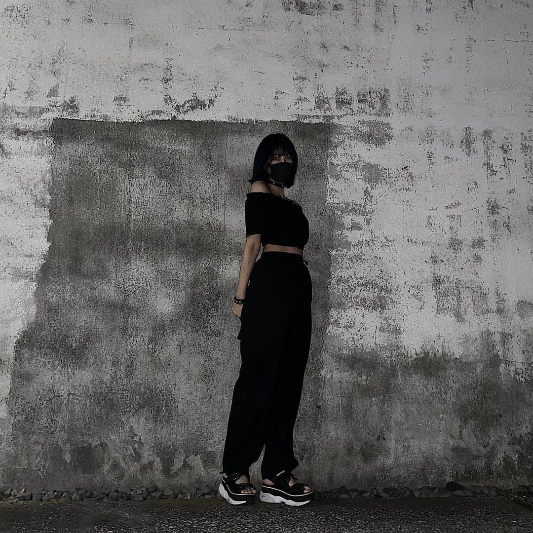 原田まゆのインスタグラム：「. さいきん強め❤︎❤︎ #aland#韓国ファッション #ブラックコーデ #オールブラック #オールブラックコーデ #セットアップ#セットアップコーデ」