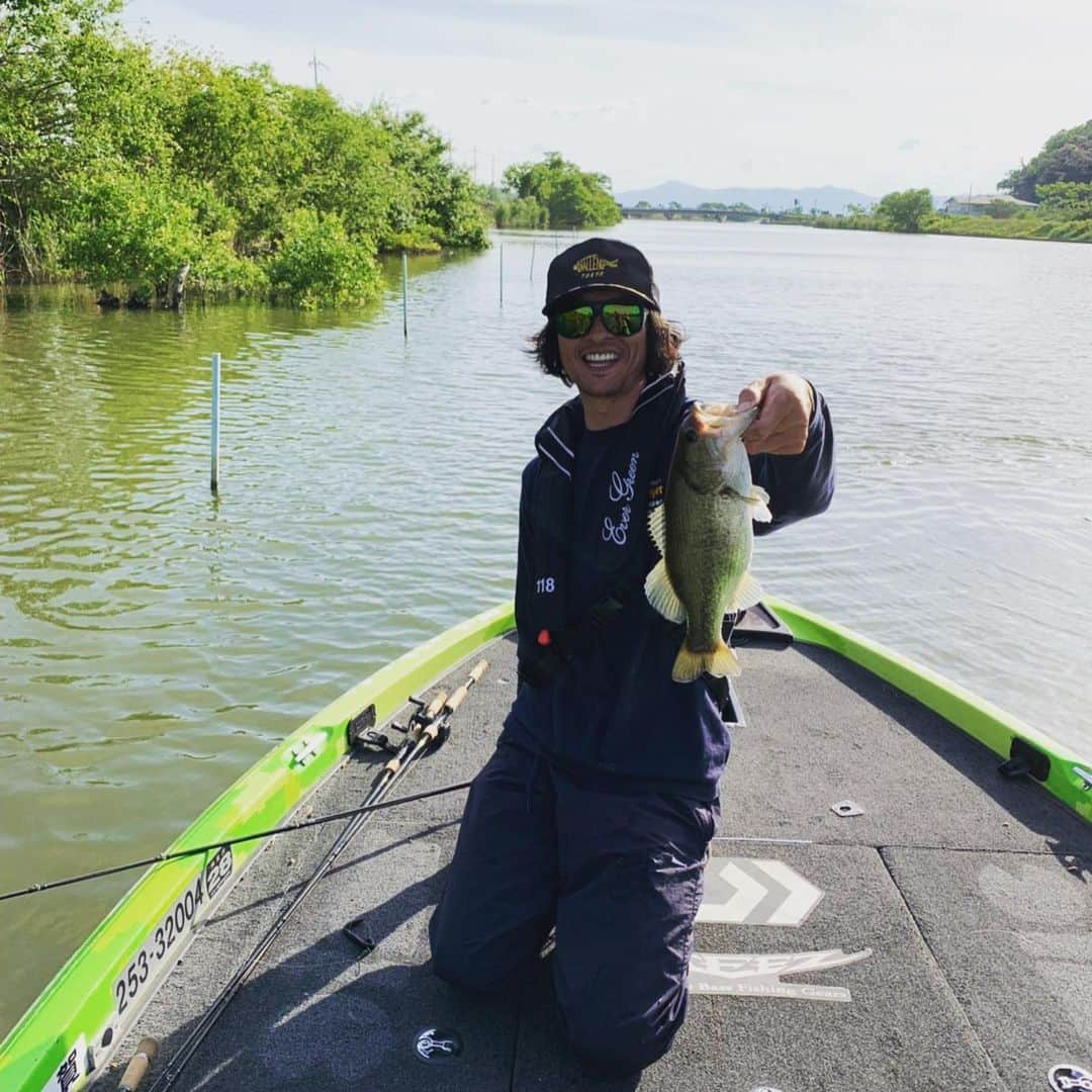 長瀬智也さんのインスタグラム写真 - (長瀬智也Instagram)「#mybro #blackbass #fishing  #lakebiwa」7月22日 20時30分 - nagasetomoya_