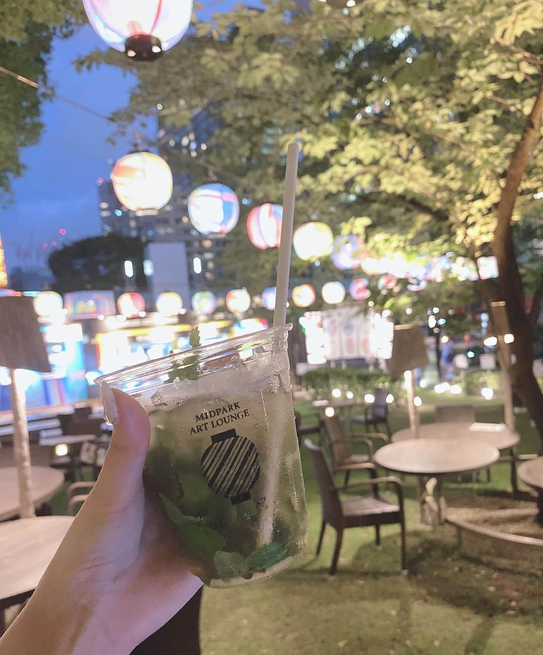 水瀬琴音さんのインスタグラム写真 - (水瀬琴音Instagram)「🏮🤍🏮💛 ・ 先日、東京ミッドタウン六本木で9月5日まで 期間限定でやってる夏イベント MIDPARK ART LOUNGEの レセプションにお邪魔させていただきました🥰💕  カラフルな提灯が夏らしくて、 お料理もノンアルコールカクテルも めちゃくちゃ可愛くてオシャレだった🥺 その場に居るだけで楽しい気分になれたよ( ˶´⚰︎`˵ )🎐✨  手に持ってる、パンに鮎が丸ごと一匹挟んである 鮎ドッグのインパクトすごくない😂💕？  こちゃはミントがたっぷり使われてる吟醸モヒートと 最後の動画で写ってる マスカルポーネクリームが乗ってる いちご＆紫芋かき氷が特にお気にいりだったなぁ🥰🍧🌼  メニューは全部テイクアウトOKで、 緊急事態宣言中は感染対策を徹底しながらノンアルコールカクテルで営業しているそうです🥳  期間中にまたもういっかい行こーっと🥰✨✨ ・ ・ ・ #東京ミッドタウン #六本木  #ミッドパークアートラウンジ #midparkartlounge #夏」7月22日 20時50分 - kotone_dayo___