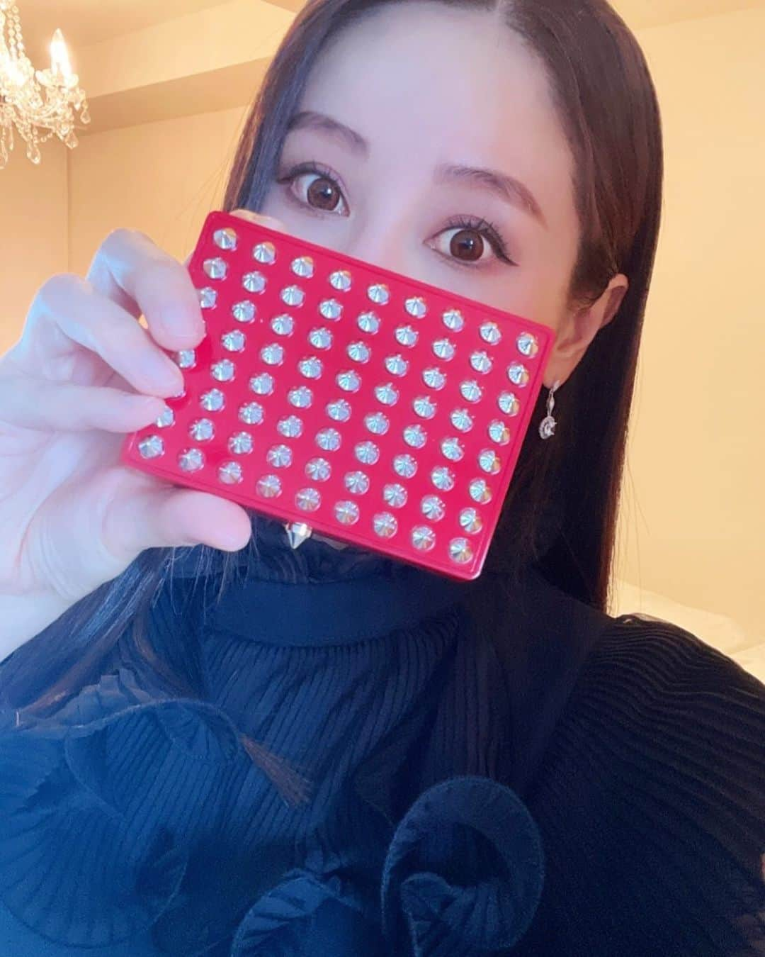 CHIKAさんのインスタグラム写真 - (CHIKAInstagram)「. アイシャドウのベースはグラデーションにして、締め色は目尻側にブラック❣️  いつも締め色はブラウンだからブラックって新鮮です☺️❤️  この限定パレット捨て色ないかも👏❤️  #ルブタン #限定パレット #アイシャドウ #louboutinmakeup #louboutin #makeup #Instamakeup #アイメイク」7月22日 20時59分 - chika72714