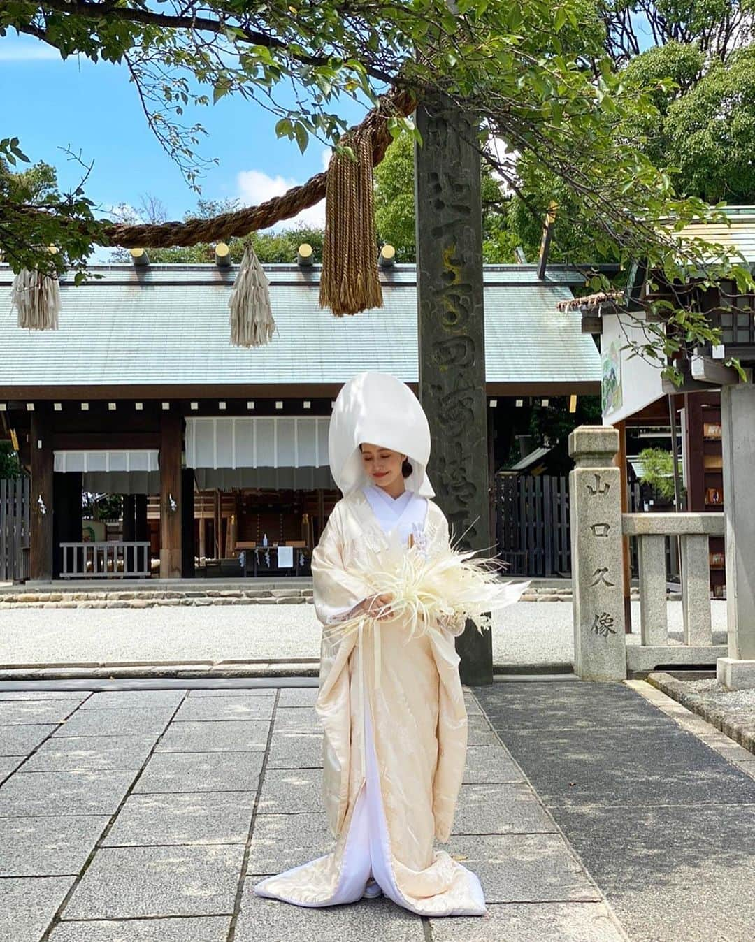 石川理咲子さんのインスタグラム写真 - (石川理咲子Instagram)「#白無垢　#神社　#神前式　#wedding #和装 夏の青い空に白無垢が映える🤍🤍」7月22日 20時56分 - rsk_0315