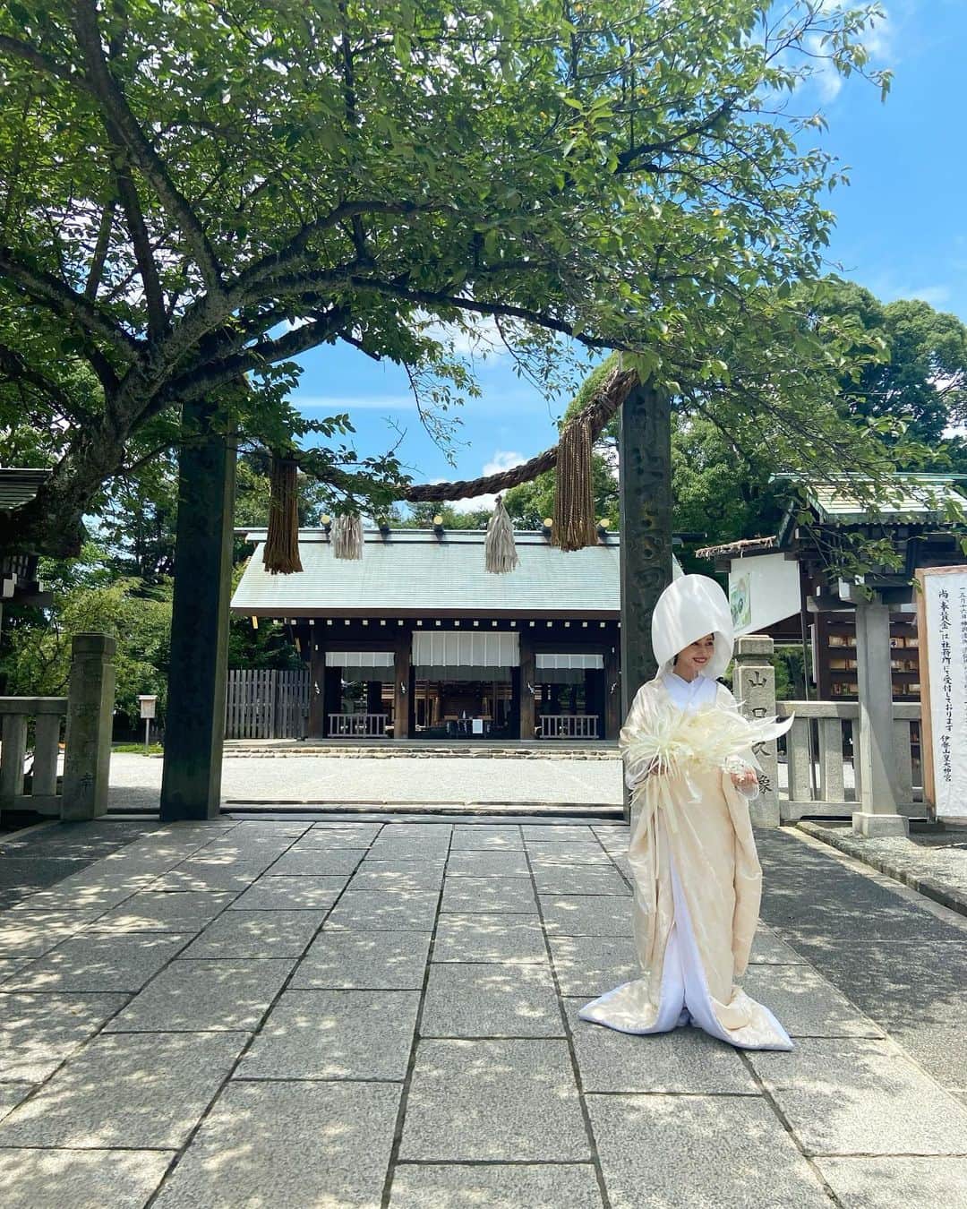 石川理咲子のインスタグラム：「#白無垢　#神社　#神前式　#wedding #和装 夏の青い空に白無垢が映える🤍🤍」