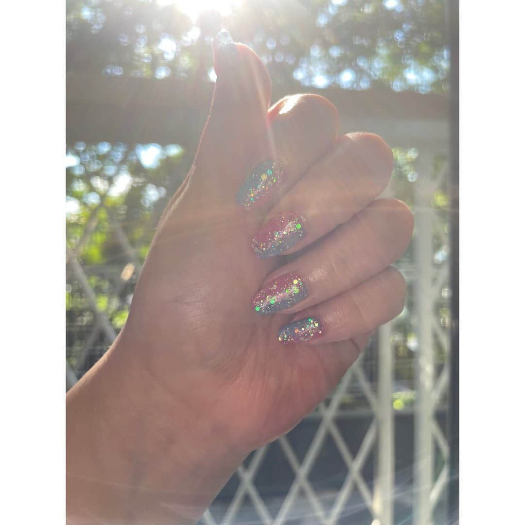 西村ニーナさんのインスタグラム写真 - (西村ニーナInstagram)「夏だなぁあ🌈💅🏻親指短すぎ🤪  #newnail」7月22日 21時07分 - nishimura_nina