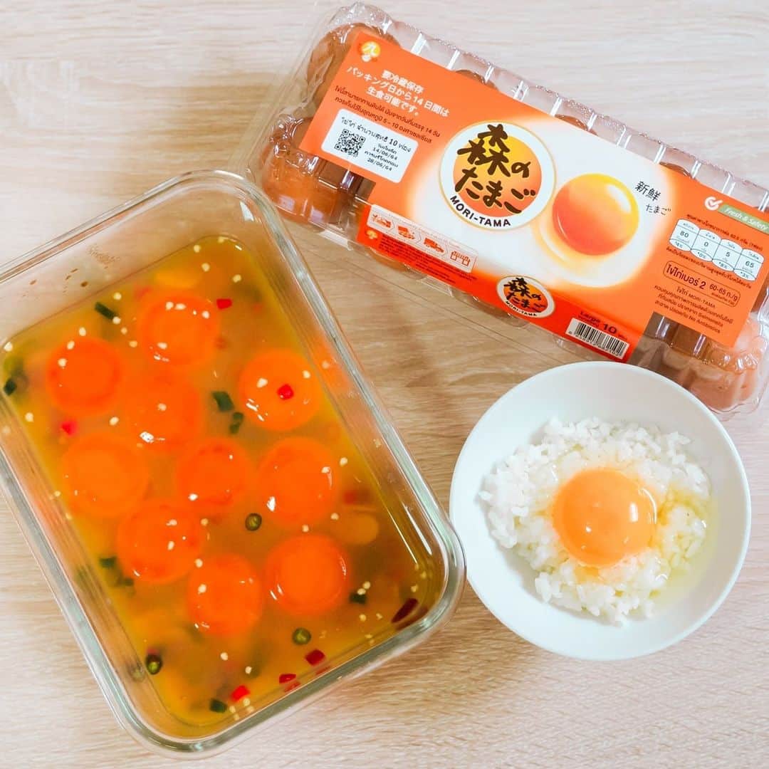 ビーム先生さんのインスタグラム写真 - (ビーム先生Instagram)「นี่คือสิ่งที่ตามหามาเนิ่นนานนนนนนนน　 タイで日本スタイルの卵見つけた！ เมนูที่บีมชอบติดอันดับ 1 ใน 3 ของอาหารญี่ปุ่นคือ “ข้าวหน้าไข่ดิบ” ค่ะ มันเรียกเป็นเมนูอาหารหรือเปล่านะ 555   ทุกครั้งที่ไปญี่ปุ่นบีมจะต้องกินเมนูนี้ที่โรงแรมตอนเช้า  หรือไม่ก็ที่อิซากายะตอนเย็นๆ  ราดโชยุลงไปนิดๆคือสุดมากกกกก  ไข่ไก่ที่ญี่ปุ่นโดยปกติก็คือ สด ไม่คาว มันจะได้รสสัมผัสที่แบบฟินมากในปากของเรา  แต่ก็เป็นเมนูที่บีมลังเลที่จะทำที่ไทย เนื่องจากไม่มั่นใจในไข่ค่ะ และในที่สุดก็ได้ทำกินเองที่เมืองไทยเย่ๆๆๆ  ด้วยไข่ไก่สไตล์ญี่ปุ่น MORI-TAMA ค่ะ   ได้โอกาสดีก็เลยเอามาทำไข่แดงดองน้ำปลาด้วยเหรอ เพราะเมนูนี้อยากกินมานานแล้วแต่ก็ยังไม่กล้าลองกลัวท้องพัง  ไข่ไก่สไตล์ญี่ปุ่น MORI-TAMA เป็นไข่ไก่สไตล์ญี่ปุ่น โดย บริษัท อัครา-ไอเซ AKARA ISE ซึ่งเป็นแบรนด์ไข่ไก่ที่มีต้นกำเนิดจากประเทศญี่ปุ่นค่ะ เมื่อตอกออกมาจะเป็นสีส้มสด เด้งดึ๋ง กลมสวยมากกก  ผ่านกระบวนการผลิตด้วยเทคโนโลยีแบบเดียวกับในญี่ปุ่น ใช้ระบบ ISE Integration คือ 🐓ควบคุมคุณภาพ ตั้งแต่การเพาะเลี้ยงสายพันธุ์ไก่หรือไก่พ่อพันธุ์แม่พันธุ์  🐓การจัดเก็บไข่ การบรรจุ ไปจนถึงการขนส่ง  ทำให้สามารถให้บริการไข่ที่มีคุณภาพสูง และทานได้อย่างสบายใจจริงๆ ในทุกวัน 🐓ผ่านกระบวนการล้างและฆ่าเชื้อจนปลอดภัยจากเชื้อ Salmonella ซึ่งเป็นสารที่อาจทำให้ท้องเสียได้ 🐓คุณค่าทางอาหารสูง มี 'DHA และวิตามิน E’   ปล.เอาไปทำเมนูอื่นๆก็อร่อยนะ แต่สำหรับบีม เมนูนี้นี่แหละ เด็ดสุดแล้ว  📍 ซูเปอร์มาเก็ต DONKI MALL, UFM Fuji Super, Tops, THE MALL-Gourmet Market (Siam Paragon, Emporium), AEON MaxValu และซูเปอร์มาเก็ตชั้นนำใกล้บ้านคุณ หรือทางออนไลน์ได้ผ่านทาง Freshket นะคะ 実は、私の好きな日本料理のTop3には、TKGも入ってます！ 日本に行くたびに絶対食べる料理なんですが、 タイでは今まで食べたことないんです。 日本ほど清潔じゃないから怖くて・・・  でも、ぴったりの卵を見つけました！ 「森の卵」です。 タイでも売られ始めました！  なので、それを使って卵かけご飯と、黄身のナムプラー漬けを作ってみました！  とても新鮮で最高でした(´;ω;｀) このあとほぼ毎日TKG食べてました(笑)  この「森の卵は」日本と同じシステム（ISE Integration）で 作られてますので、とても安全で安心です！  これからも使います！(笑)TKG万歳！  タイに住んでいる方、ここで買えますよん 📍 DONKI MALL, UFM Fuji Super, Tops, THE MALL-Gourmet Market (Siam Paragon, Emporium), AEON MaxValu そして、オンラインサイトFreshket   #ไข่ไก่ #ไข่ไก่สไตล์ญี่ปุ่น」7月22日 21時07分 - beamsensei
