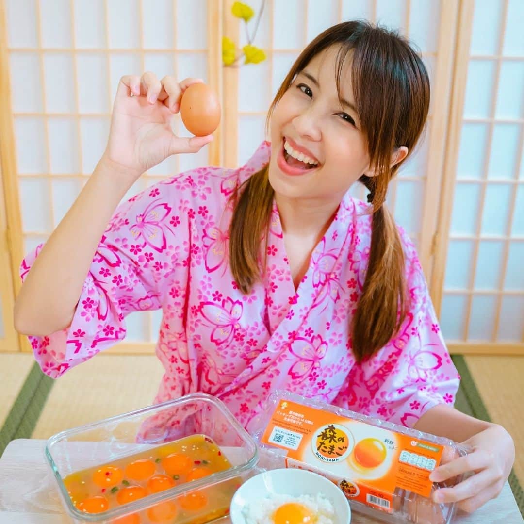 ビーム先生のインスタグラム：「นี่คือสิ่งที่ตามหามาเนิ่นนานนนนนนนน　 タイで日本スタイルの卵見つけた！ เมนูที่บีมชอบติดอันดับ 1 ใน 3 ของอาหารญี่ปุ่นคือ “ข้าวหน้าไข่ดิบ” ค่ะ มันเรียกเป็นเมนูอาหารหรือเปล่านะ 555   ทุกครั้งที่ไปญี่ปุ่นบีมจะต้องกินเมนูนี้ที่โรงแรมตอนเช้า  หรือไม่ก็ที่อิซากายะตอนเย็นๆ  ราดโชยุลงไปนิดๆคือสุดมากกกกก  ไข่ไก่ที่ญี่ปุ่นโดยปกติก็คือ สด ไม่คาว มันจะได้รสสัมผัสที่แบบฟินมากในปากของเรา  แต่ก็เป็นเมนูที่บีมลังเลที่จะทำที่ไทย เนื่องจากไม่มั่นใจในไข่ค่ะ และในที่สุดก็ได้ทำกินเองที่เมืองไทยเย่ๆๆๆ  ด้วยไข่ไก่สไตล์ญี่ปุ่น MORI-TAMA ค่ะ   ได้โอกาสดีก็เลยเอามาทำไข่แดงดองน้ำปลาด้วยเหรอ เพราะเมนูนี้อยากกินมานานแล้วแต่ก็ยังไม่กล้าลองกลัวท้องพัง  ไข่ไก่สไตล์ญี่ปุ่น MORI-TAMA เป็นไข่ไก่สไตล์ญี่ปุ่น โดย บริษัท อัครา-ไอเซ AKARA ISE ซึ่งเป็นแบรนด์ไข่ไก่ที่มีต้นกำเนิดจากประเทศญี่ปุ่นค่ะ เมื่อตอกออกมาจะเป็นสีส้มสด เด้งดึ๋ง กลมสวยมากกก  ผ่านกระบวนการผลิตด้วยเทคโนโลยีแบบเดียวกับในญี่ปุ่น ใช้ระบบ ISE Integration คือ 🐓ควบคุมคุณภาพ ตั้งแต่การเพาะเลี้ยงสายพันธุ์ไก่หรือไก่พ่อพันธุ์แม่พันธุ์  🐓การจัดเก็บไข่ การบรรจุ ไปจนถึงการขนส่ง  ทำให้สามารถให้บริการไข่ที่มีคุณภาพสูง และทานได้อย่างสบายใจจริงๆ ในทุกวัน 🐓ผ่านกระบวนการล้างและฆ่าเชื้อจนปลอดภัยจากเชื้อ Salmonella ซึ่งเป็นสารที่อาจทำให้ท้องเสียได้ 🐓คุณค่าทางอาหารสูง มี 'DHA และวิตามิน E’   ปล.เอาไปทำเมนูอื่นๆก็อร่อยนะ แต่สำหรับบีม เมนูนี้นี่แหละ เด็ดสุดแล้ว  📍 ซูเปอร์มาเก็ต DONKI MALL, UFM Fuji Super, Tops, THE MALL-Gourmet Market (Siam Paragon, Emporium), AEON MaxValu และซูเปอร์มาเก็ตชั้นนำใกล้บ้านคุณ หรือทางออนไลน์ได้ผ่านทาง Freshket นะคะ 実は、私の好きな日本料理のTop3には、TKGも入ってます！ 日本に行くたびに絶対食べる料理なんですが、 タイでは今まで食べたことないんです。 日本ほど清潔じゃないから怖くて・・・  でも、ぴったりの卵を見つけました！ 「森の卵」です。 タイでも売られ始めました！  なので、それを使って卵かけご飯と、黄身のナムプラー漬けを作ってみました！  とても新鮮で最高でした(´;ω;｀) このあとほぼ毎日TKG食べてました(笑)  この「森の卵は」日本と同じシステム（ISE Integration）で 作られてますので、とても安全で安心です！  これからも使います！(笑)TKG万歳！  タイに住んでいる方、ここで買えますよん 📍 DONKI MALL, UFM Fuji Super, Tops, THE MALL-Gourmet Market (Siam Paragon, Emporium), AEON MaxValu そして、オンラインサイトFreshket   #ไข่ไก่ #ไข่ไก่สไตล์ญี่ปุ่น」