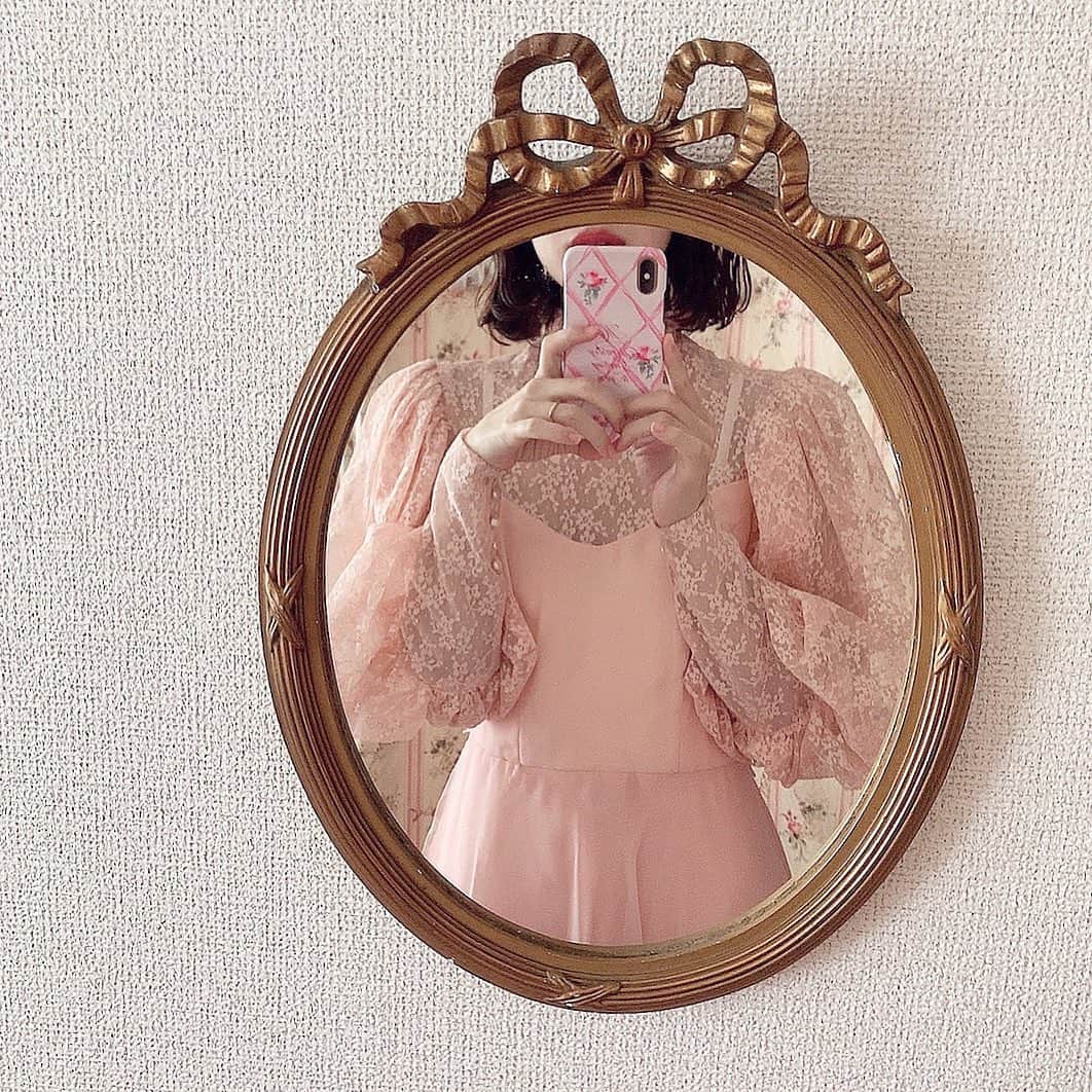 酒元麻衣（まいへー）のインスタグラム：「スマホケースできました🤍 明後日から1週間予約販売します🤍 . . 本当に可愛くて見てるだけで テンションあがる…🌹🤍🤍」