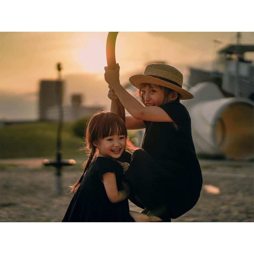のインスタグラム：「夏休みが始まった〜 暑すぎてすでにバテ気味ですが みんな何して過ごすのかな？😂 ⁡ ⁡ 我が家はというと蝉の羽化を観察し、感動したことをきっかけにセミにどハマりし（特に私が。←え、笑） （スワイプに小さめに‥苦手な方ごめんなさい） 毎日蝉の鳴き声をじっくり聞いたり、幼虫の穴探しをしたり、抜け殻がどんなところにあるか観察したり、家族で蝉博士と化しています👓 次女も本屋で選ぶ本が虫の本だったり 新しい興味がでてきました。 ⁡ 虫が大の苦手だったのに、セミを入り口に他の虫もかわいくみえてきたり。。笑（これは種類によるけど！！） 蝉のお墓を作ったり小さな命について娘と考えるきっかけにもなってる。 なんでもすぐ枯らしてしまう私ですが、アサガオをきっかけにめちゃくちゃ調べてきちんと育てられるようになってきたり‥🌱 ⁡ 娘たちのおかげで 家族で新たな「知」の冒険ができています。 「知る」って楽しいなぁ。 子どもの好奇心、忙しい毎日に追われてついついこわしてしまっていることがあると思うので 大切に育ててあげたいなぁと改めて。 ⁡#夏休み#姉妹#4歳差姉妹#ママカメラ#sonya7iii#α7iii#レタッチ練習中#セミの羽化#セミの観察」