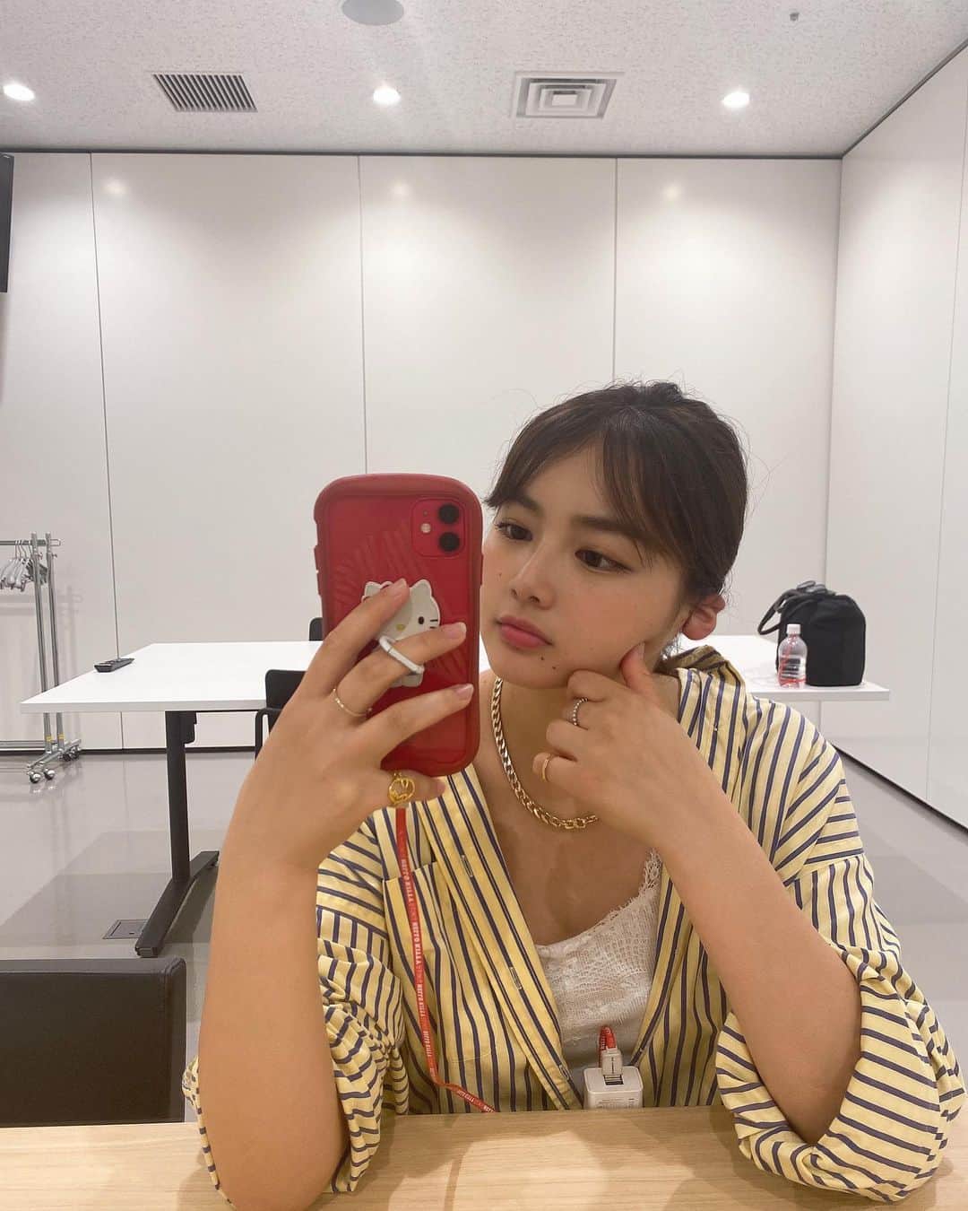 箭内夢菜のインスタグラム：「📱⚡️🔌   耳に目線がいった方へ 耳の周りのリンパを開いて、流してます」