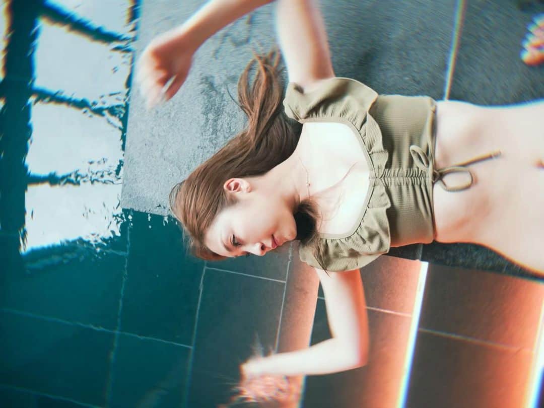 辰巳奈都子のインスタグラム：「好きな写真 カメラマンさんの足が 写ってるの♡‧₊˚  このカメラマンさん、 上手なんだよ❣️  @saebi」