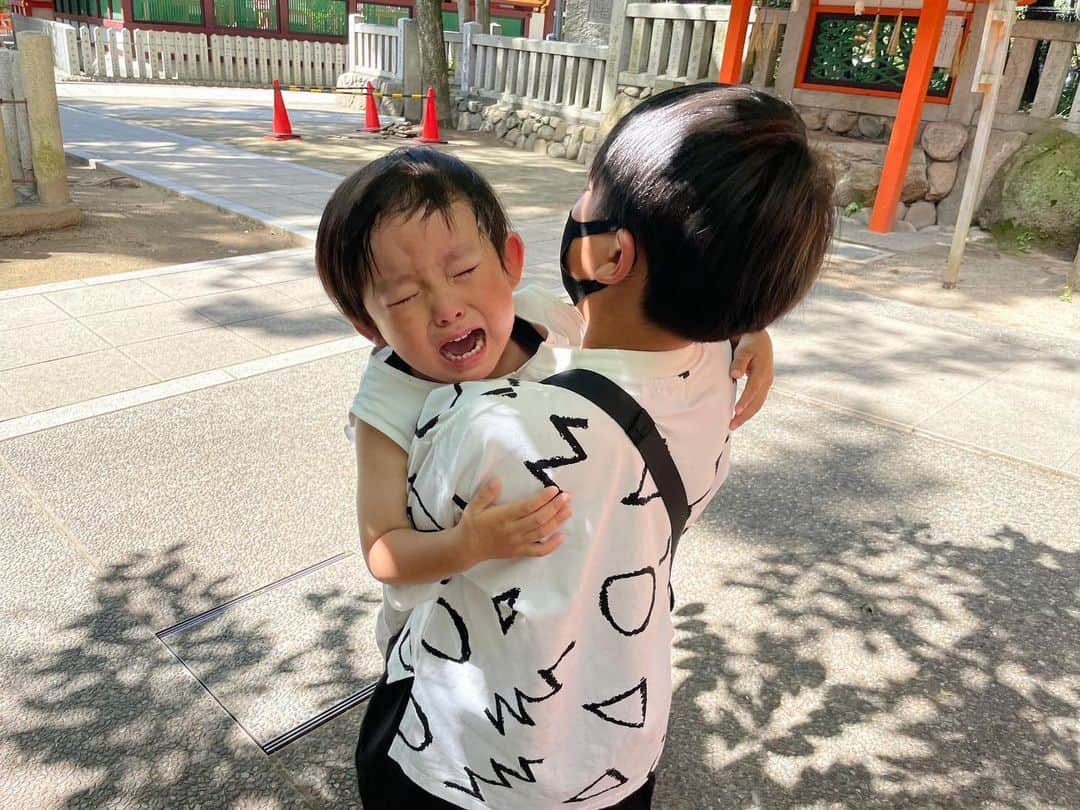 ᴋᴀɴᴀᴋöのインスタグラム：「日常の風景😌🌈🎵 * 👦🏻の真似して 走る🏃‍♂️→ 派手に転んで…ギャン泣き🤣💕  * 怖いもの知らずで なんでも👦🏻👦🏻の真似っこするので… 毎回 ヒヤヒヤです😇 * #泣き顔#泣き虫#抱っこ#兄弟#成長記録#3歳」